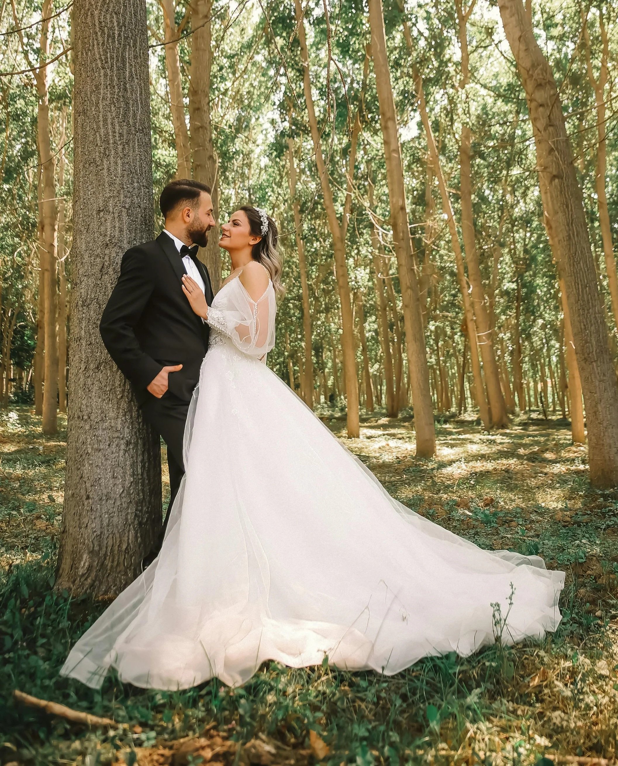 Couple de mariés enlacé dans une forêt