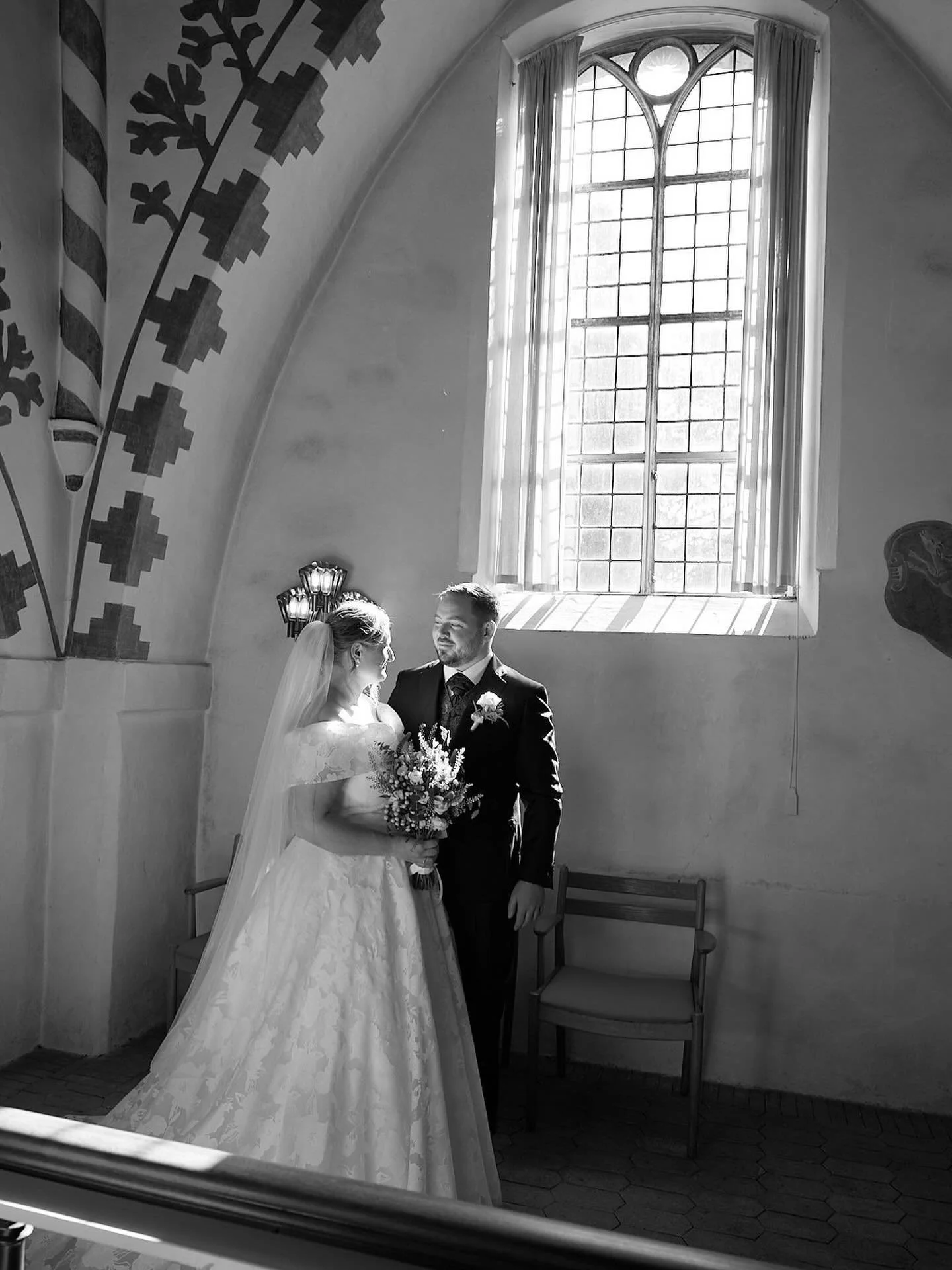 Lyset, k&aelig;rligheden og det perfekte &oslash;jeblik ✨
Bryllupsfotografering med fokus p&aring; &aelig;gte stemning og naturligt lys.  #bryllupsfotografk&oslash;benhavn #bryllupsfotografering #bnw_wedding