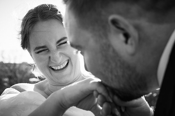 Vi elsker at dokumentere de &aelig;rlige &oslash;jeblikke mellem brudeparret ✨ Jeres k&aelig;rlighedshistorie skal v&aelig;re et dejligt evigt minde✨ #bryllupsfotografer #brudepar #bryllupsfest #bryllupsplanl&aelig;gning