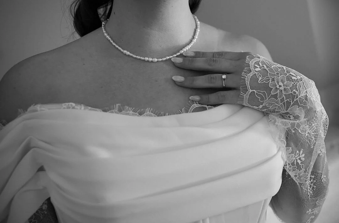 ✨ Som wedding documentary-fotografer elsker vi at dele os op p&aring; bryllupsdagen, s&aring; hele historien bliver fortalt 🩷
Mens den ene er hos bruden og indfanger alle detaljerne omkring forberedelserne og f&oslash;lelsen f&oslash;r dagen begynde