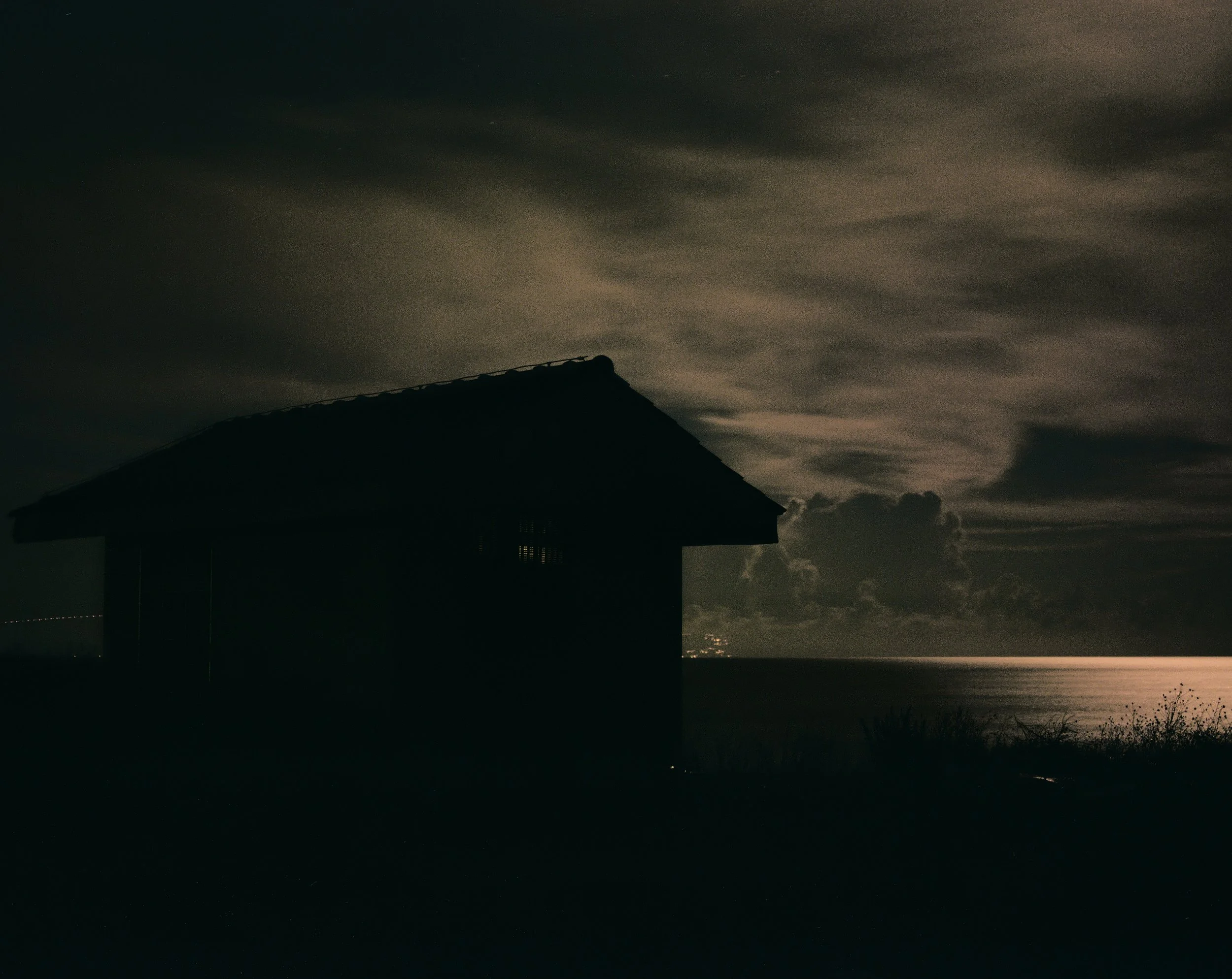 Verteilerhütte in Lygia bei Nacht - Bearbeitet.jpg