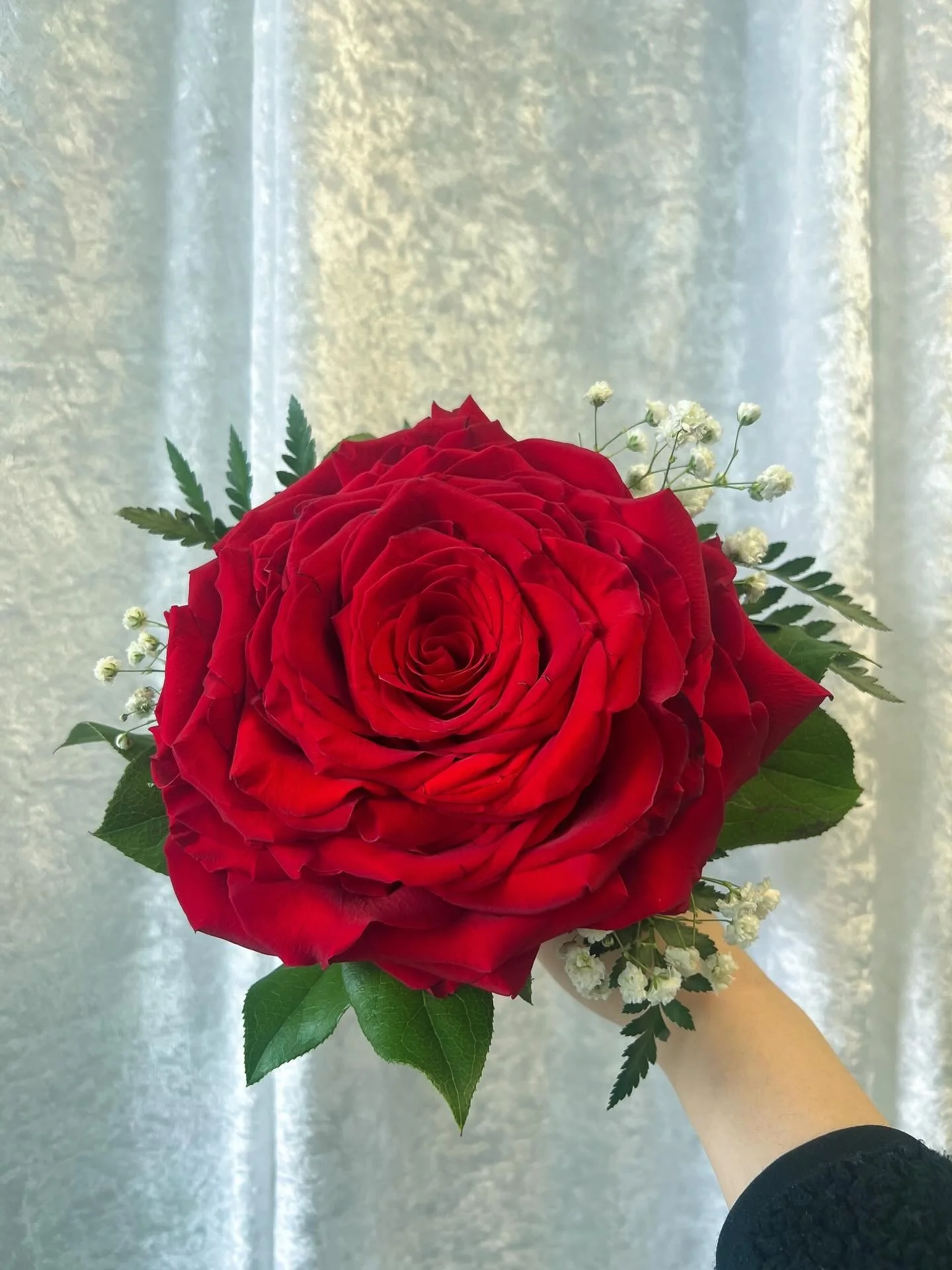 Duchess Rose 🤌🏻👑 
&ldquo;Omg is that a real rose?!&rdquo; 
.
.
.
.
.
#rose #duchessrose #florist #floraldesign #red