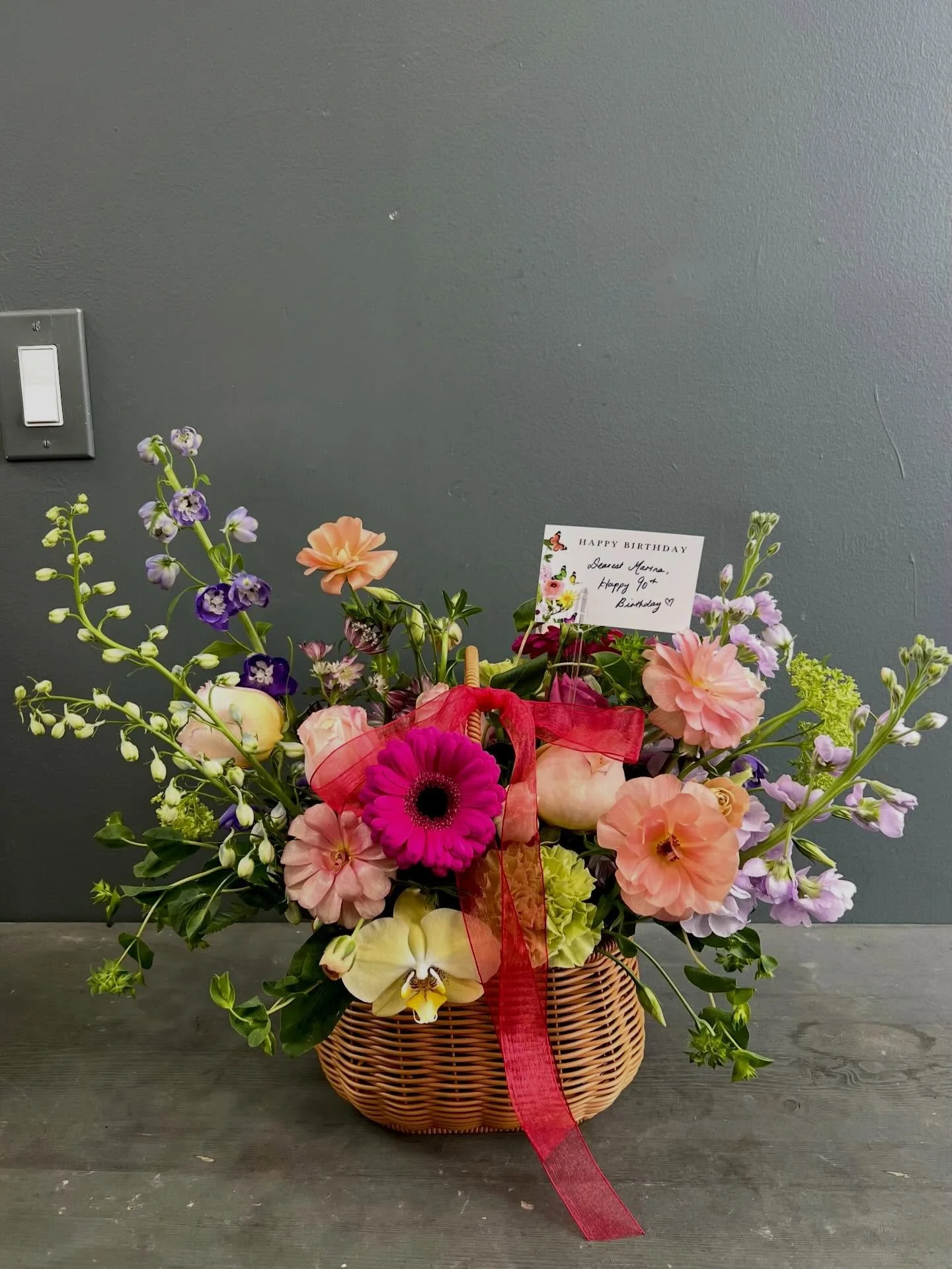 Made for a very special lady. 💜
.
.
.
.
.
#basketarrangement #floraldesign #florist #gardenstyle #spring