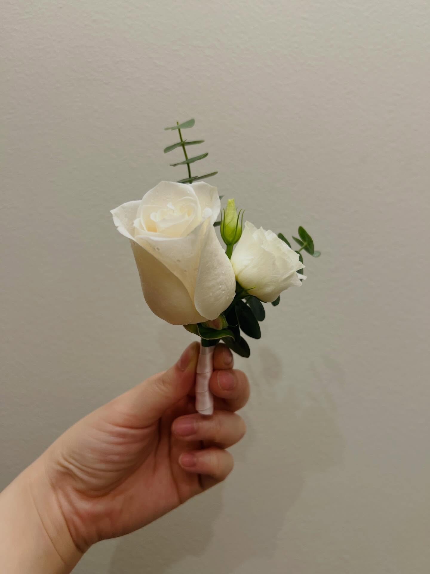 Classic boutonni&egrave;re 🤍
.
.
.
.
.
#florist #weddingseason #wedding #torontoflorist #weddinginspirations
