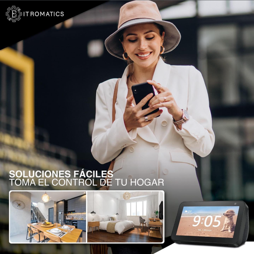 Mujer sonriendo mientras mira su teléfono móvil, con una pantalla que muestra la hora 9:05 y una imagen de un perro en la playa, en un entorno urbano con logotipo de ITromatics y espacio para soluciones fáciles para el control del hogar.