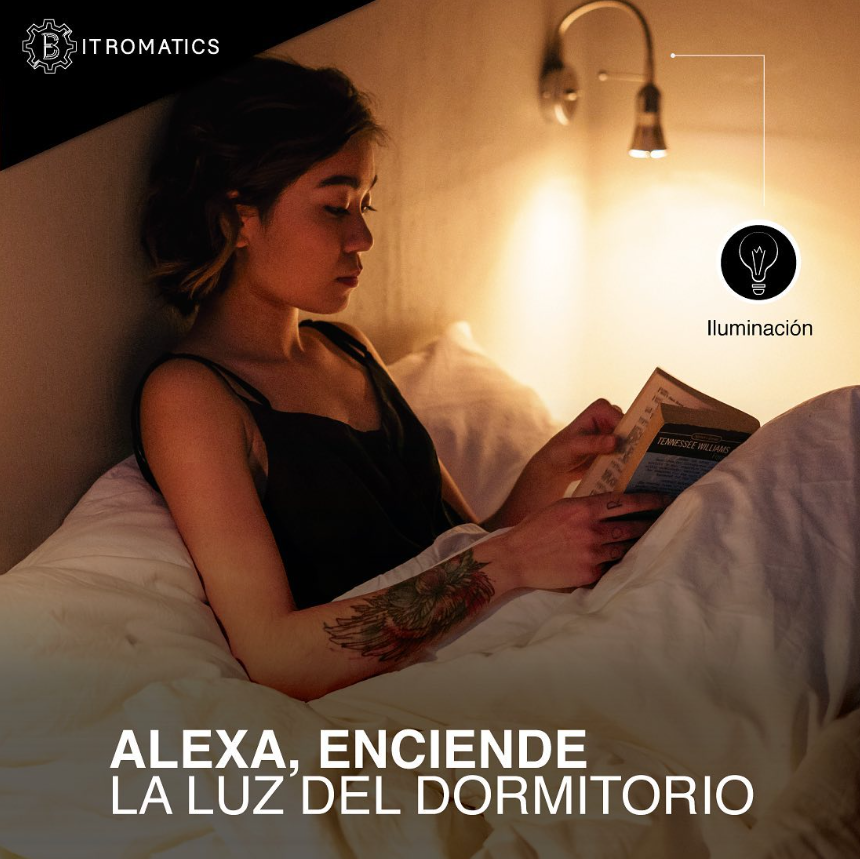 Mujer leyendo un libro en la cama con una lámpara de pared encendida, anuncio de la función de Alexa para encender la luz del dormitorio.