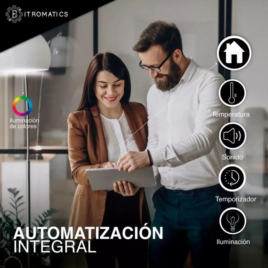 Dos personas, un hombre y una mujer, revisando una tableta juntos en una oficina moderna, en un entorno de automatización del hogar con iconos de control como temperatura, sonido, temporizador, iluminación y controles de color.