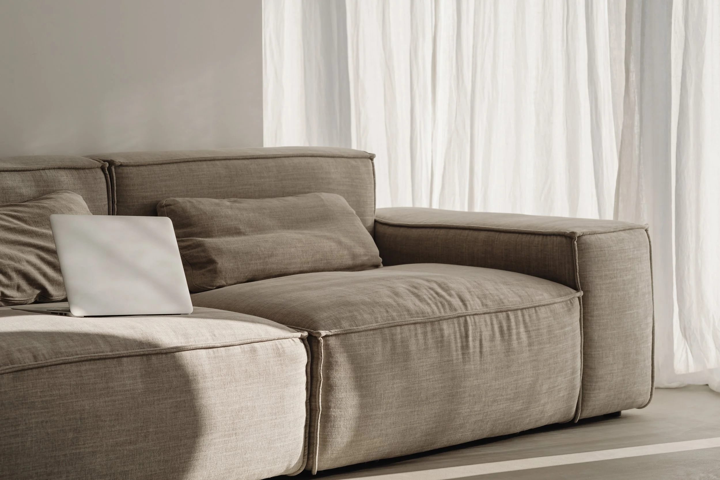 kaboompics_home-office-on-the-sofa-laptop-macbook-29705.jpg