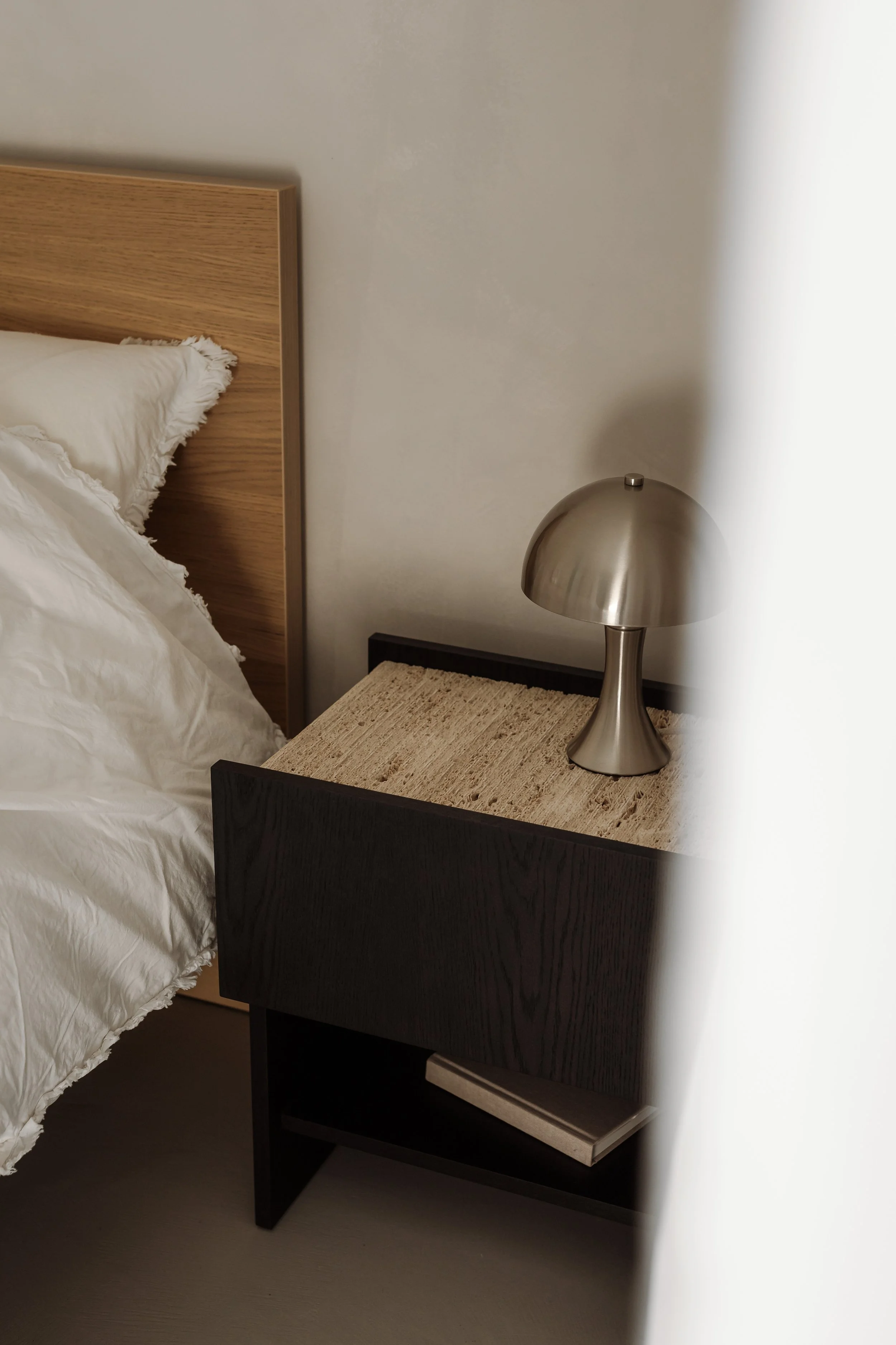 kaboompics_slow-living-bedroom-with-natural-textures-and-neutral-shades-38928.jpg