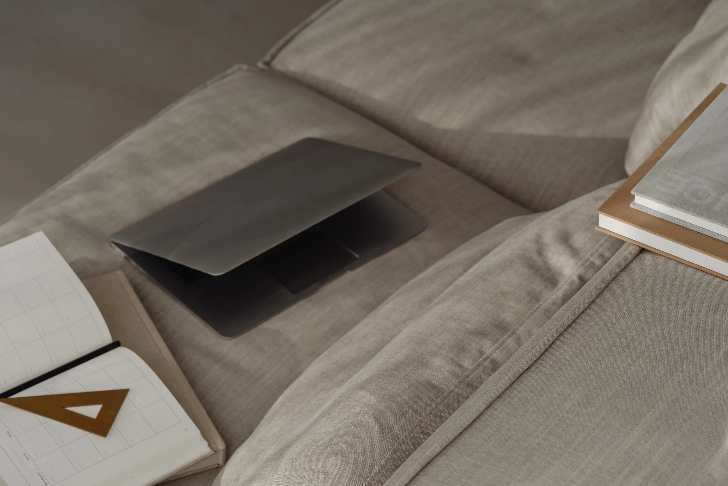 kaboompics_home-office-on-the-sofa-books-laptop-macbook-29691.jpg