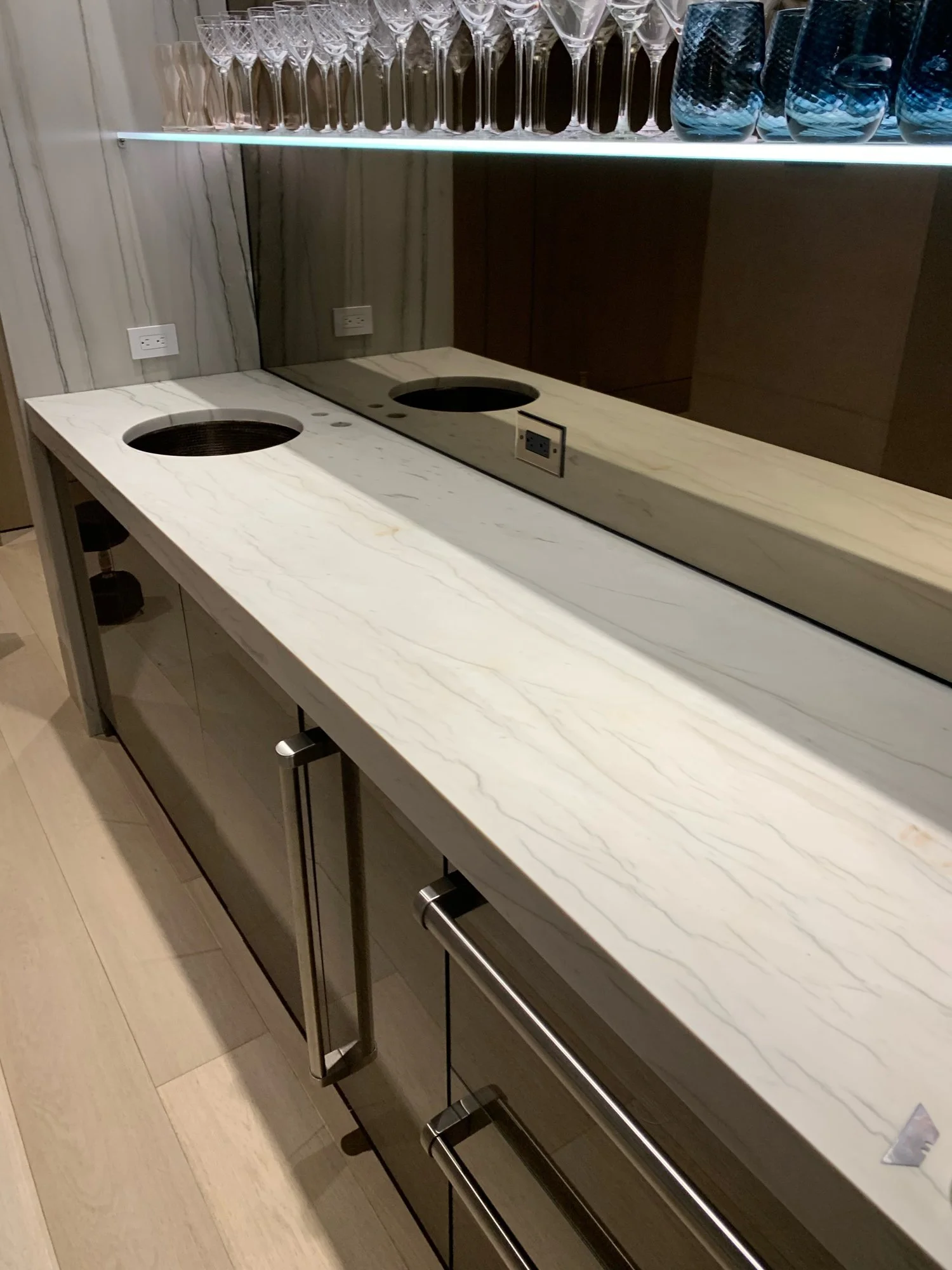 09-white-marble-bar-counter.jpg