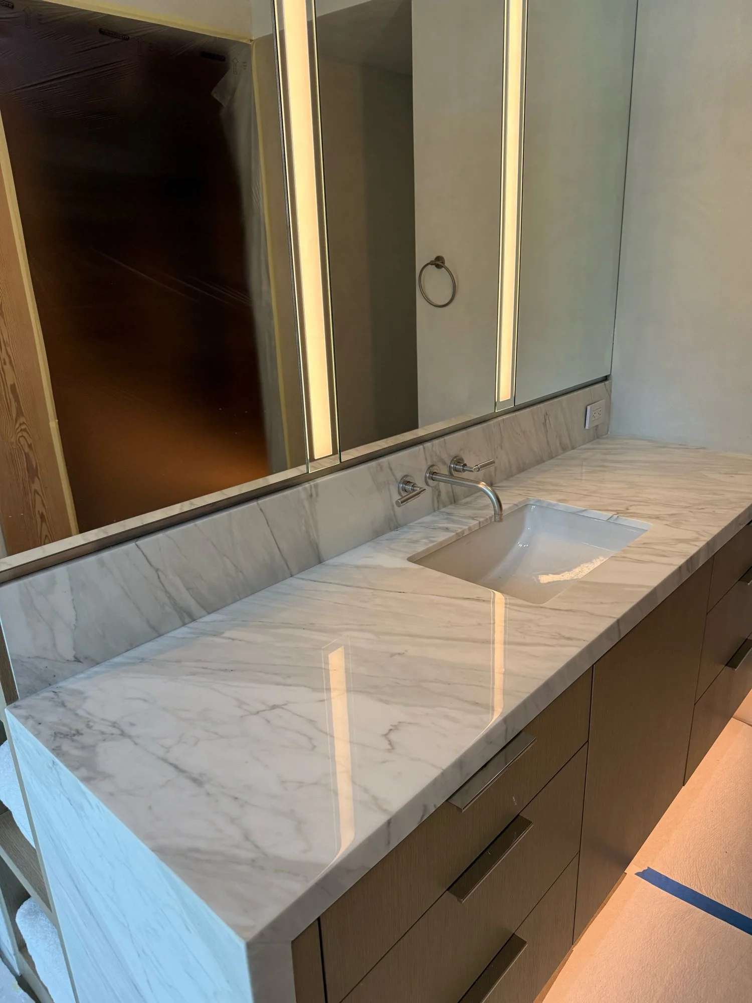 01-marble-vanity-backsplash.jpg