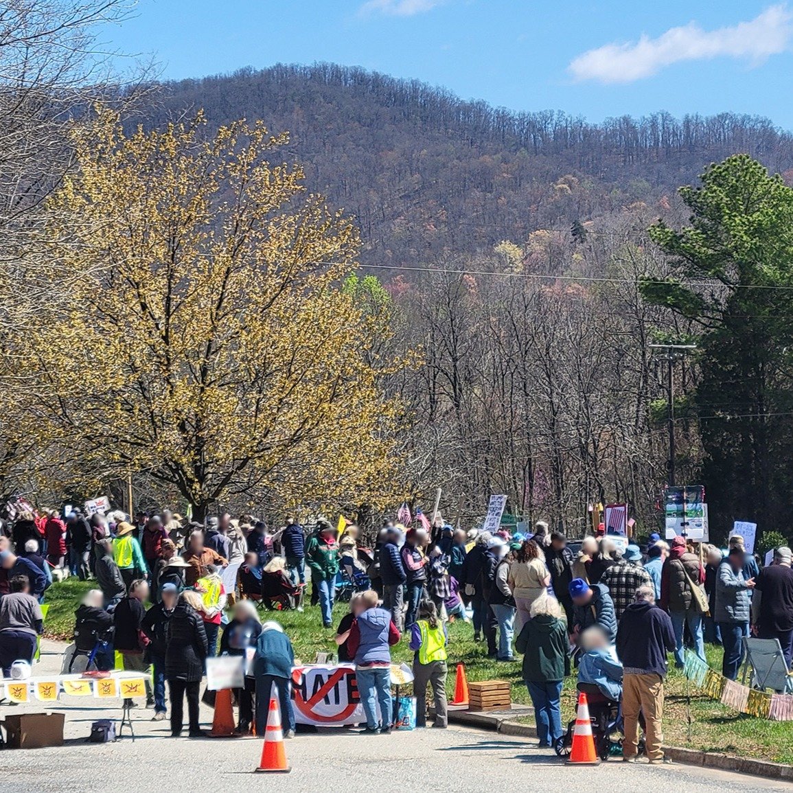 The first-ever No Kings event in Nelson County didn't disappoint -- 300+ turned out in our beautiful county today to stand up to Trump and say they've had enough. Thank you, Nelson Indivisible, for making it happen!