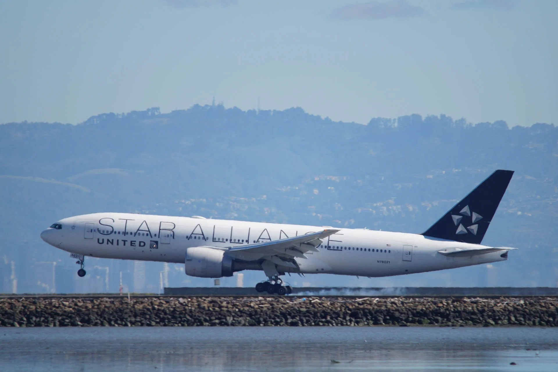 United Airlines - N76021 - Boeing 777-200ER - Star Alliance