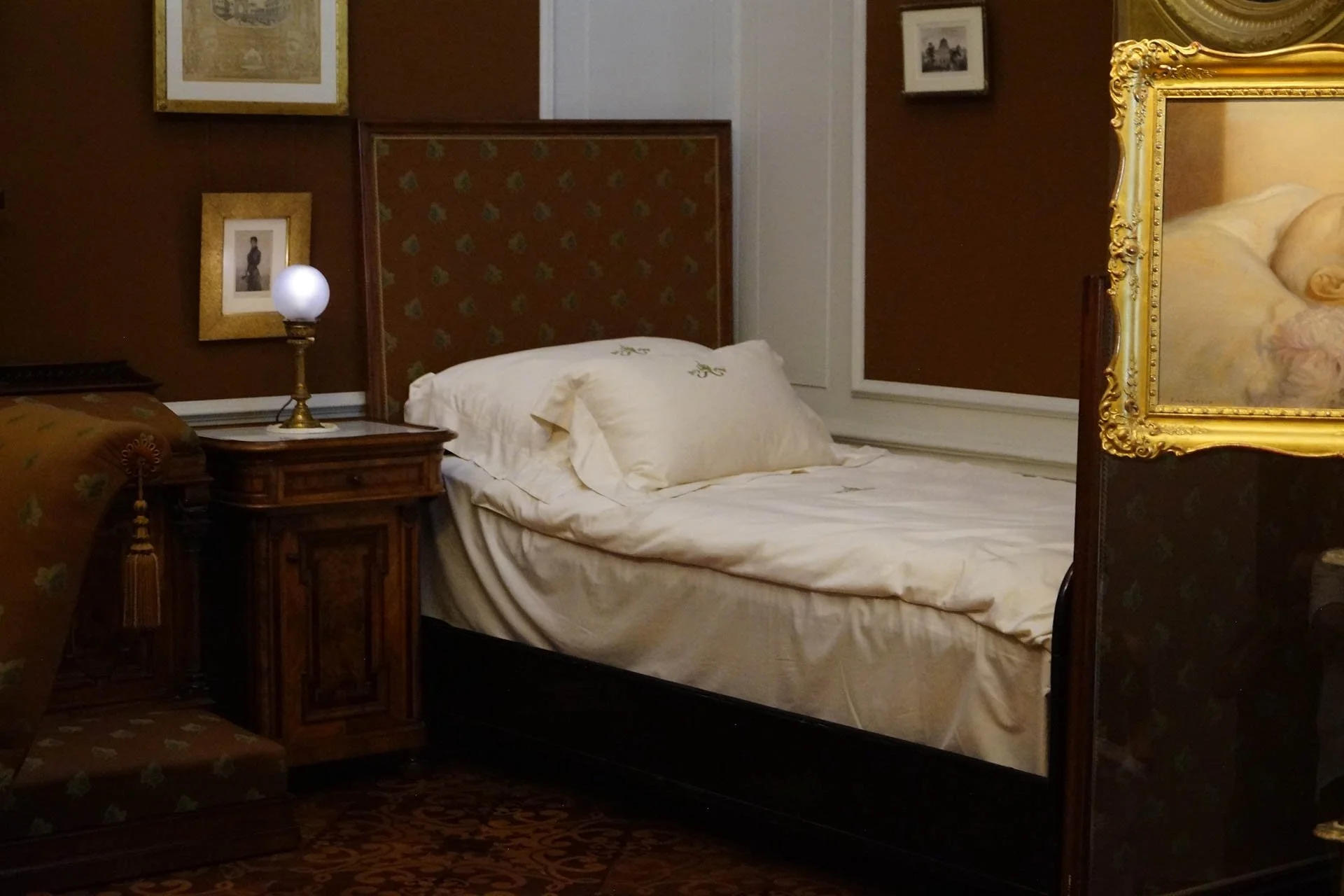 Vienna - Schonbrunn Palace - Emperor's Bed