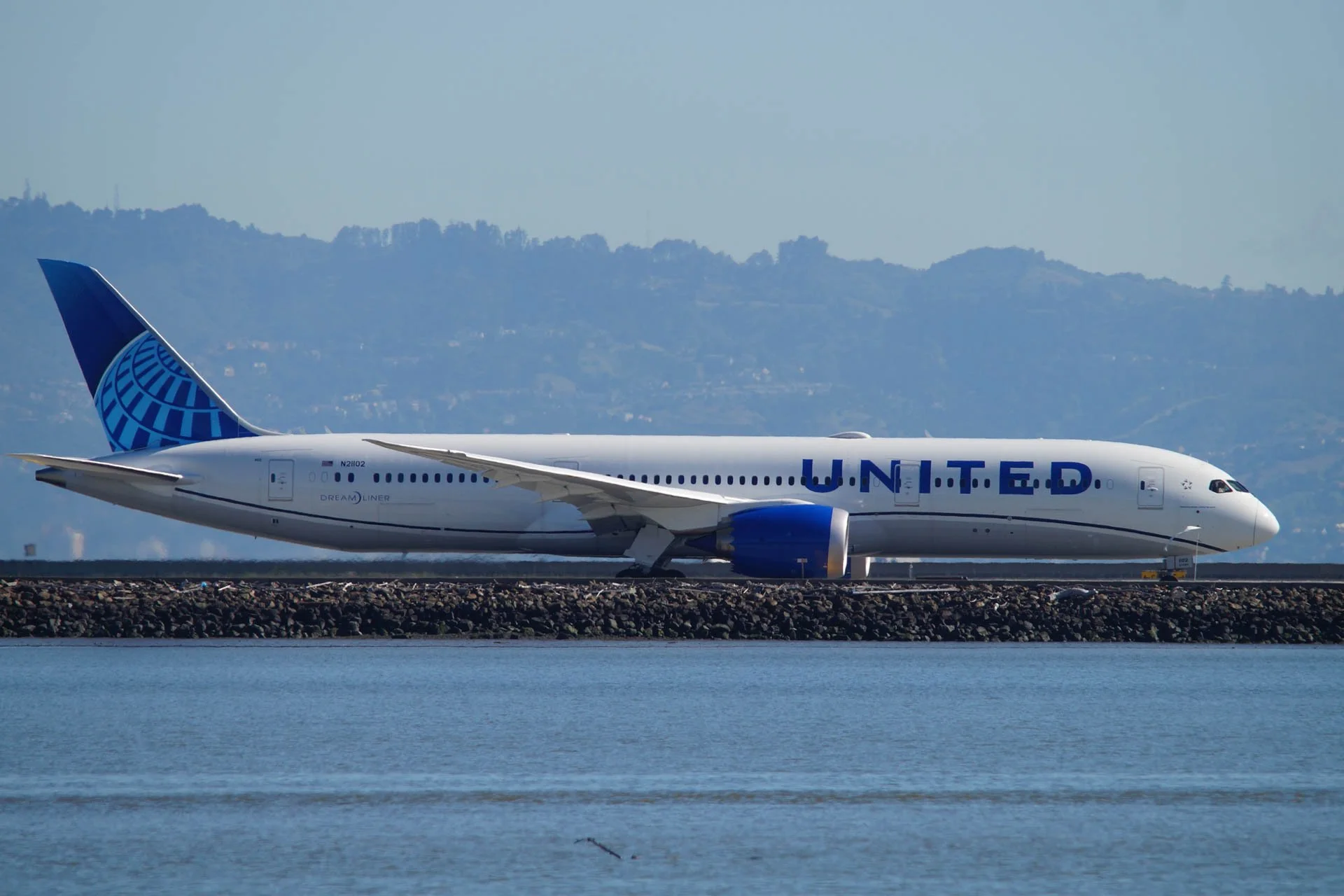 United Airlines - N21120 - Boeing 787-9 Dreamliner_EVO Blue