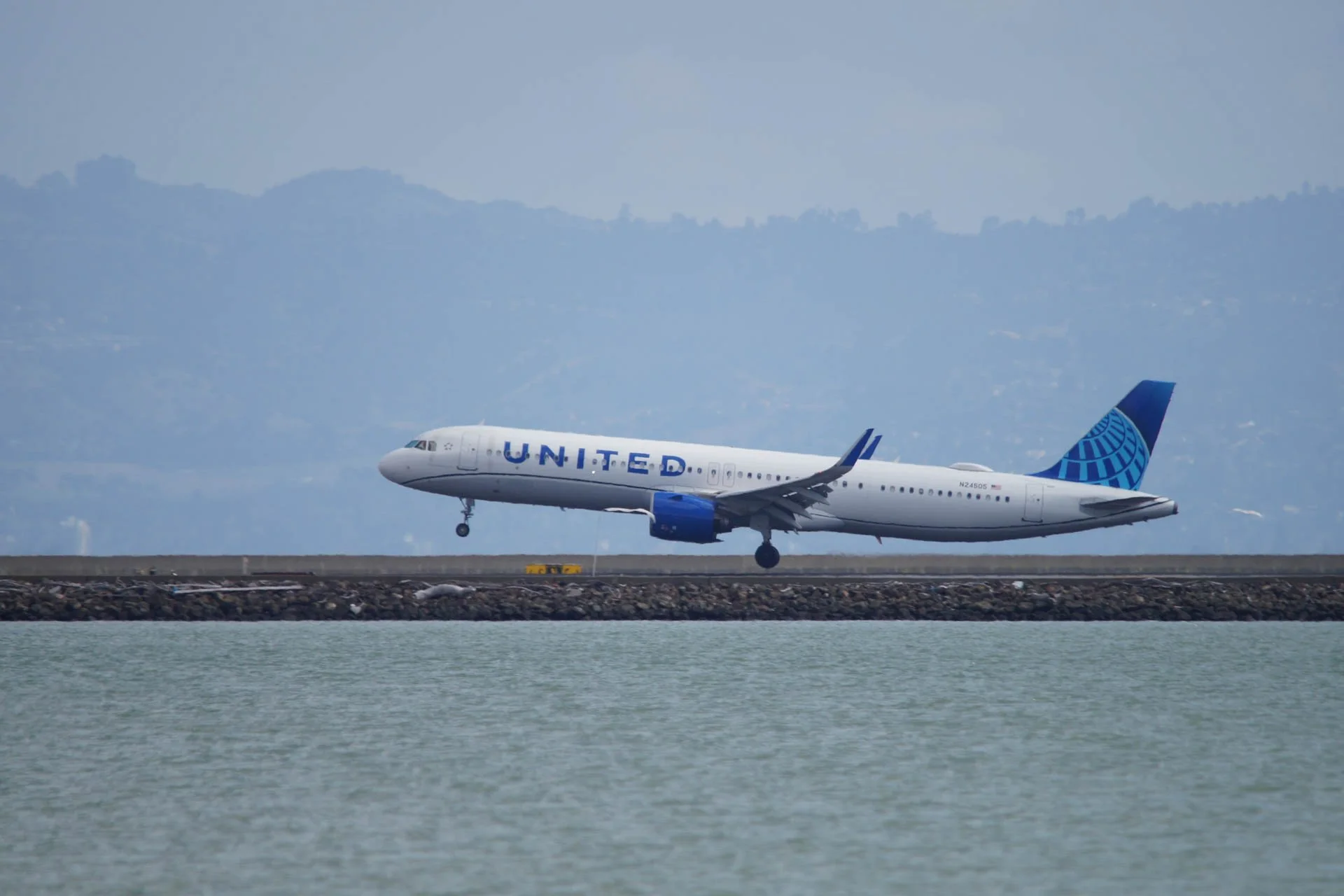 United Airlines - N24505 - Airbus A321-200 - EVO Blue