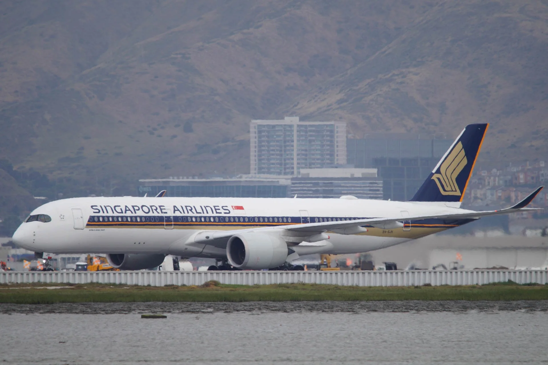 Singapore Airlines_9V-SJH_Airbus A350-900