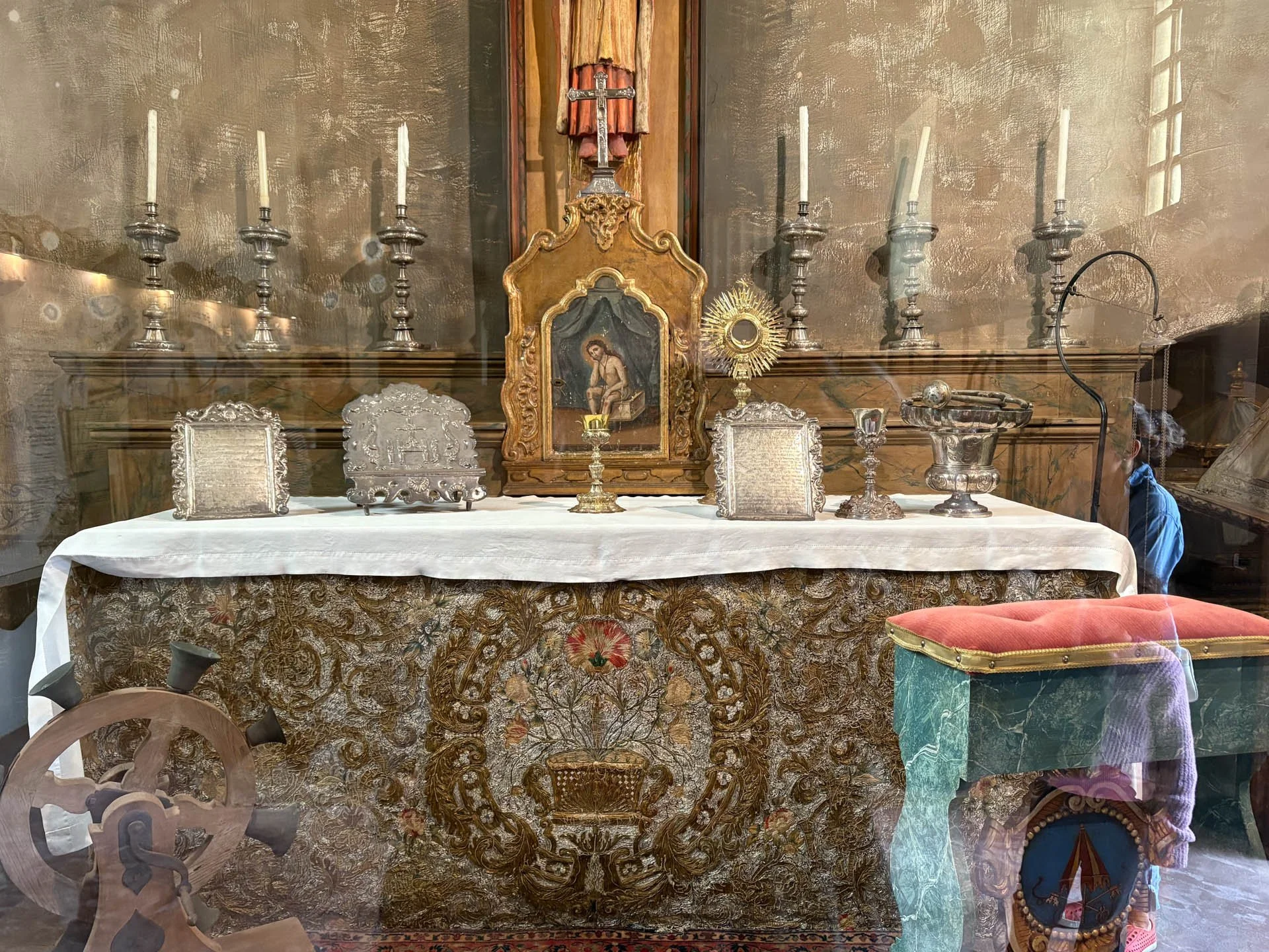 Mission San Carlos Borromeo del Río Carmelo: Altar