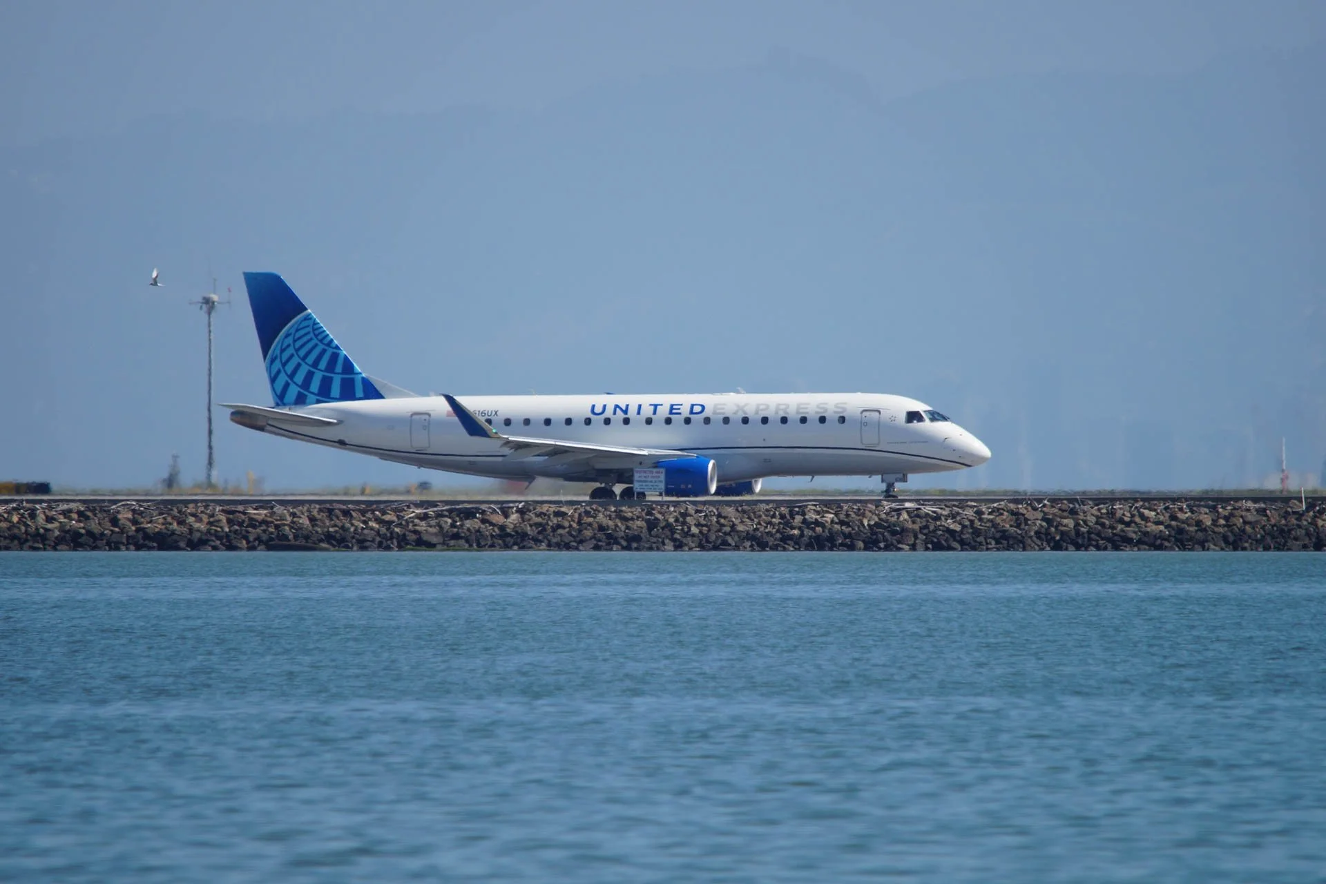 United Express - N616UX - Embraer E175LL - EVO Blue