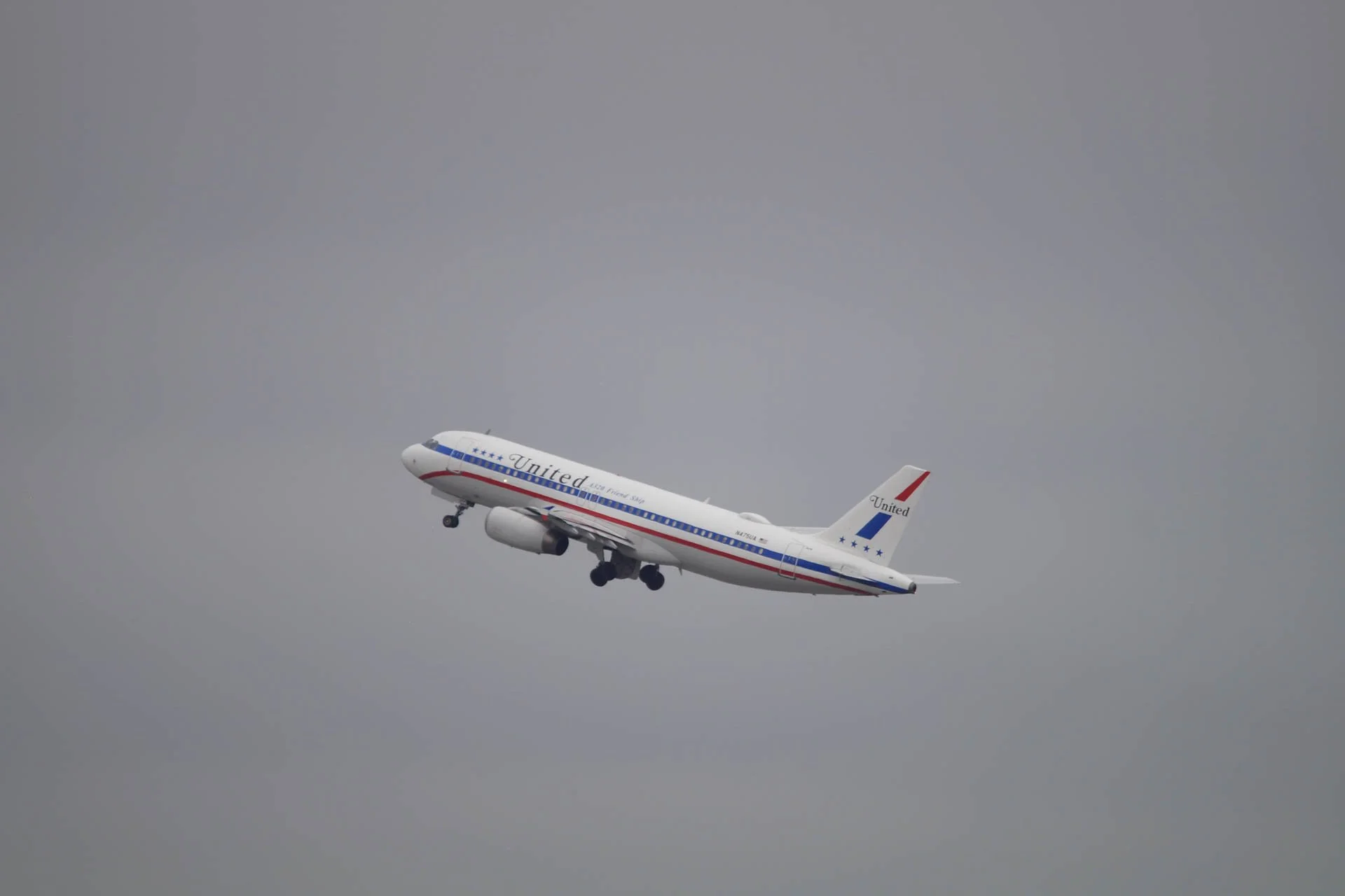United Airlines_N475UA_Airbus A320-200_Retro Friendship One