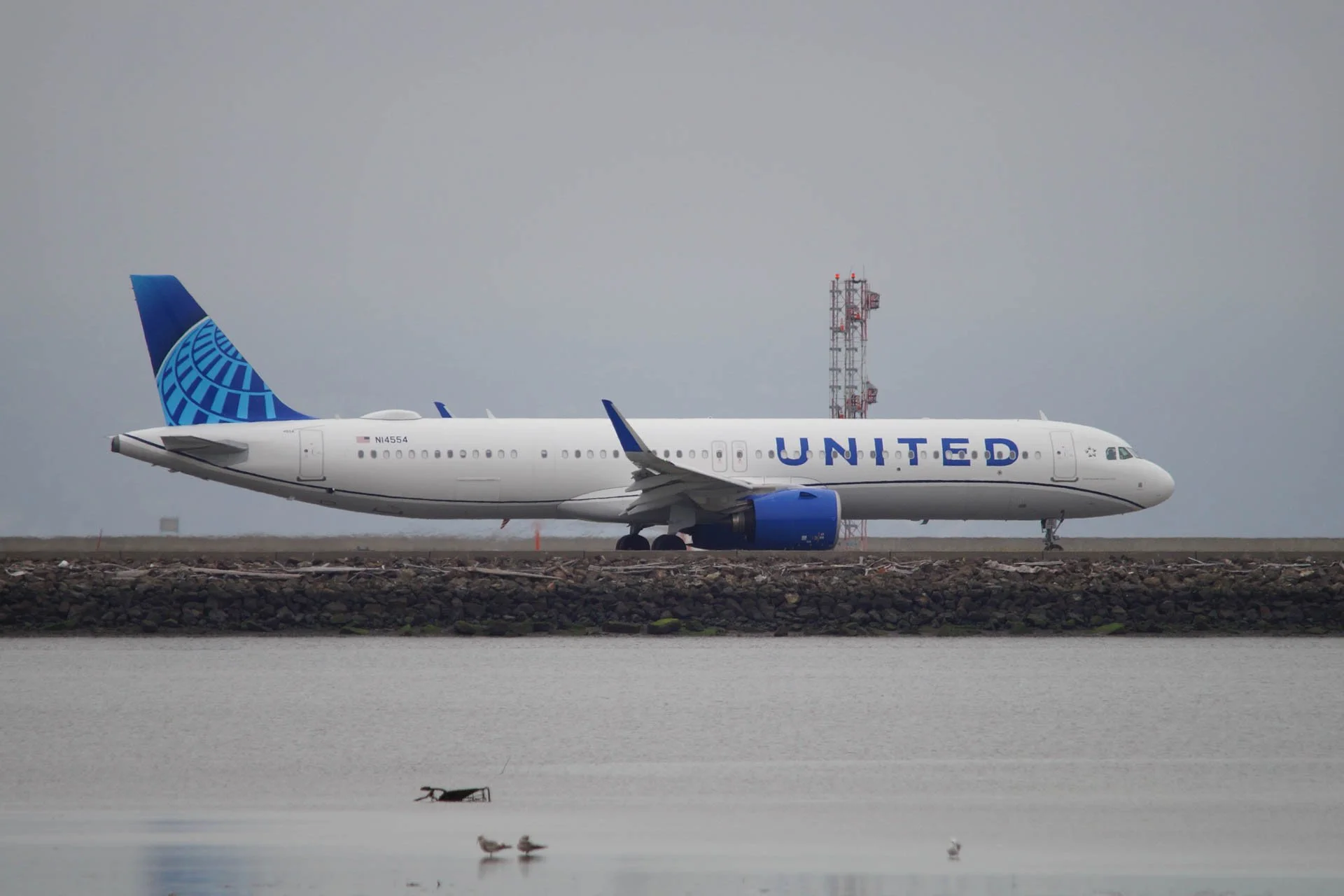 United Airlines_N14554_Airbus A321-200_EVO Blue