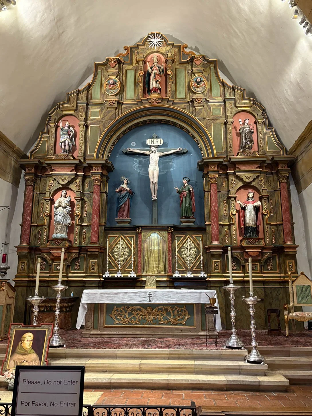 Mission San Carlos Borromeo del Río Carmelo: Altar