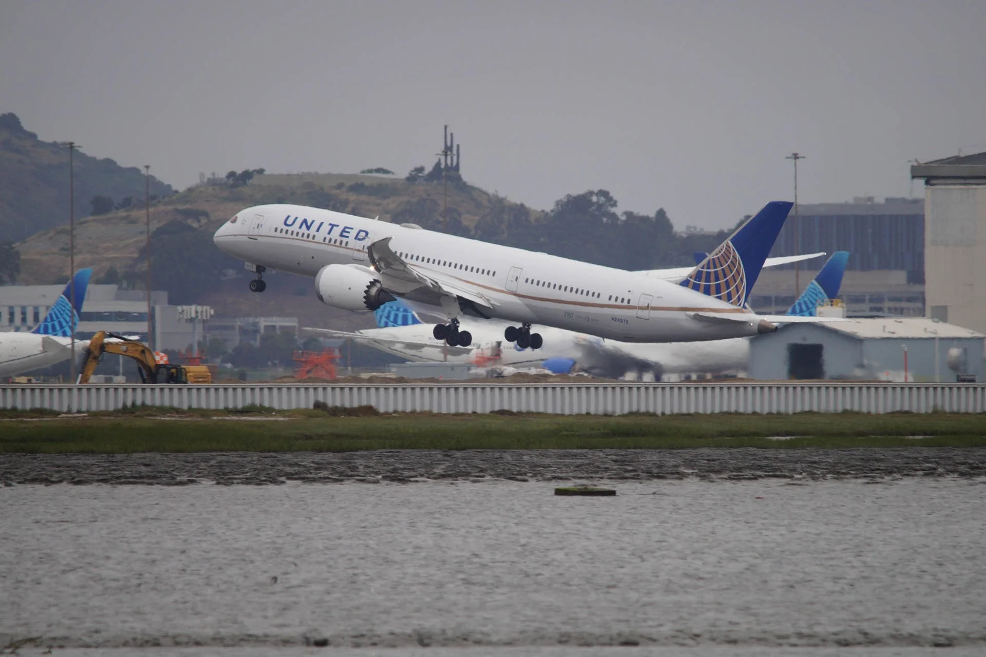 United Airlines_N24972_Boeing 787-9 Dreamliner_Continental Merger Livery