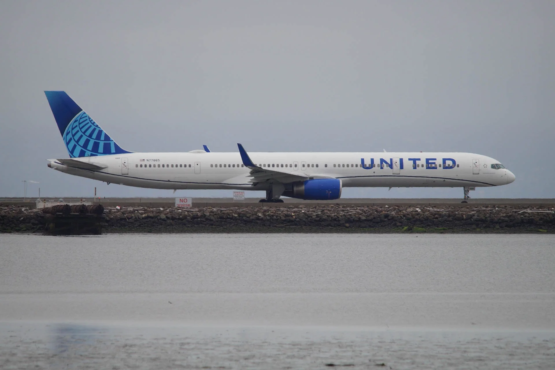 United Airlines_N77865_Boeing 757-300_EVO Blue