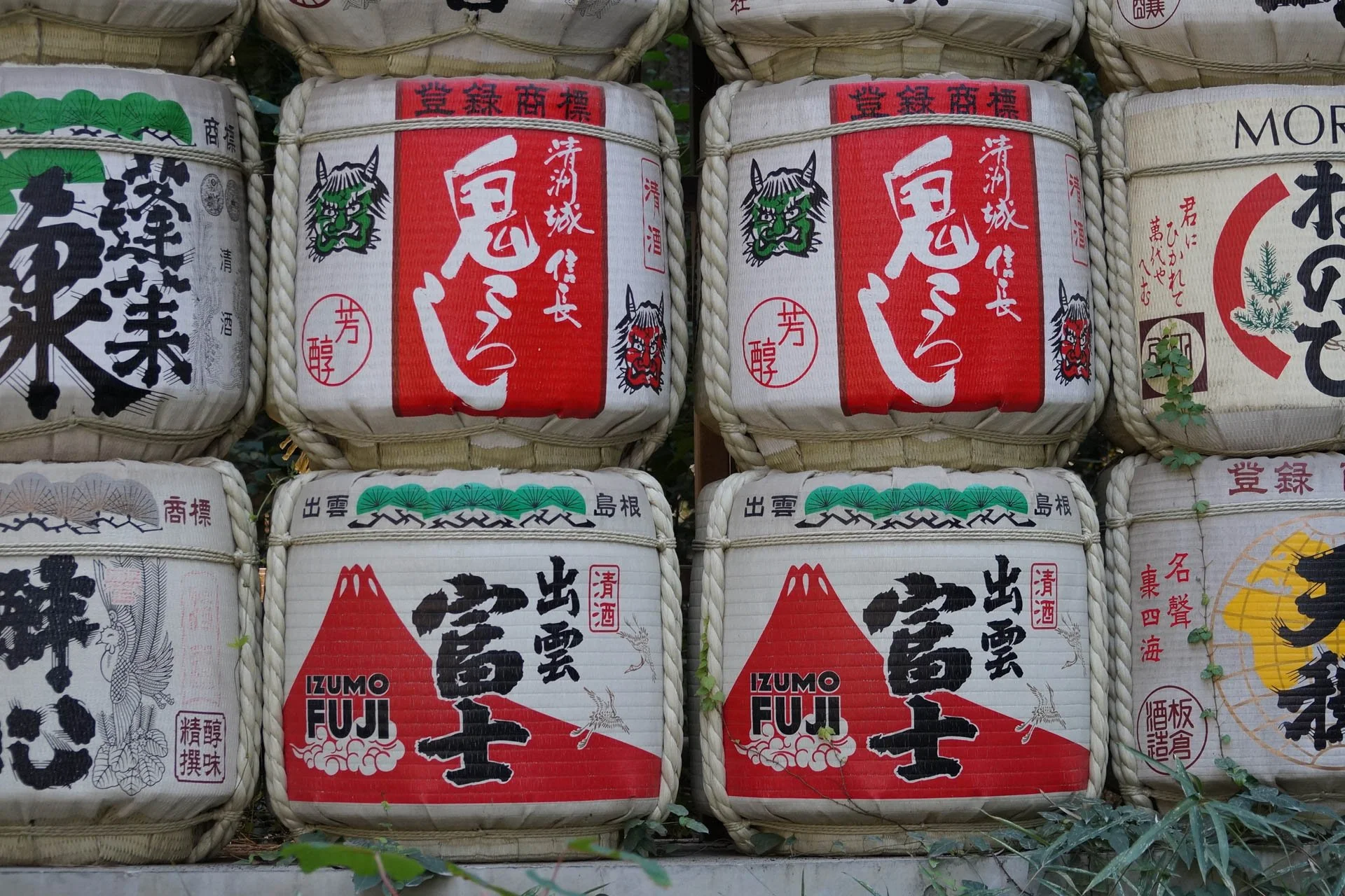 Tokyo - Barrels of Sake wrapped in straw at Meji-Jingu Shrine