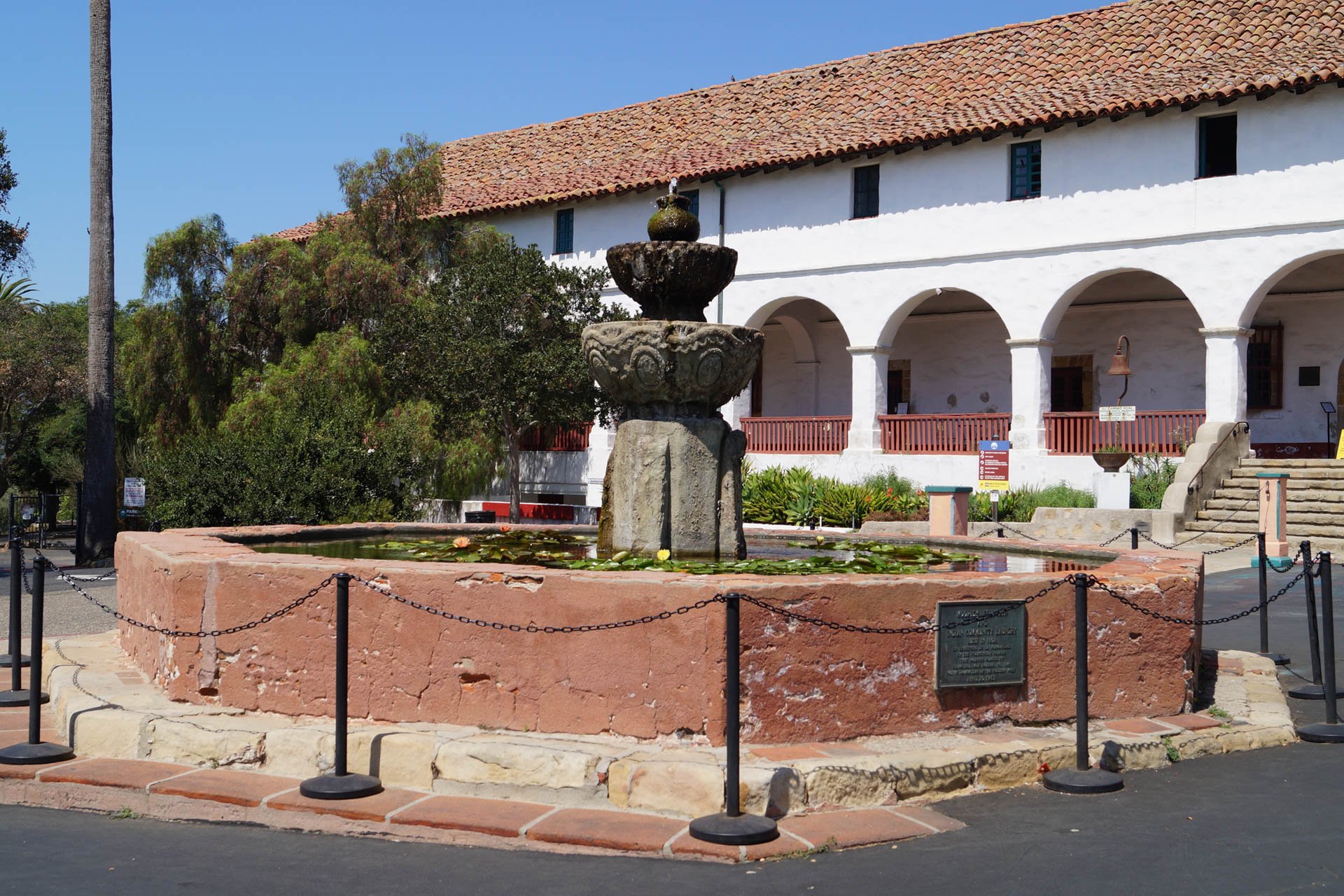 Mission Santa Barbara: Fountain