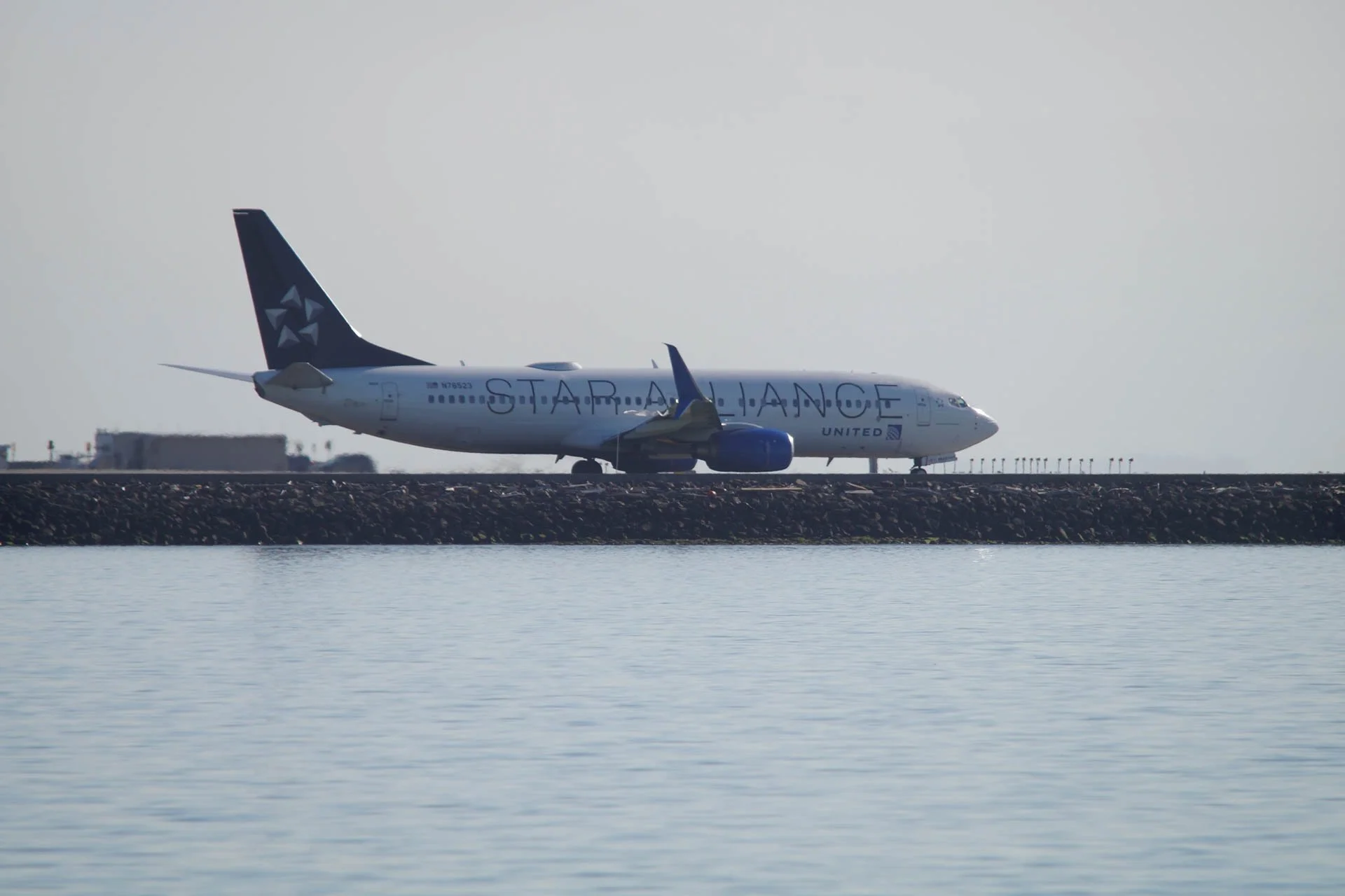 United Airlines - N76523 - Boeing 737-800 - Star Alliance