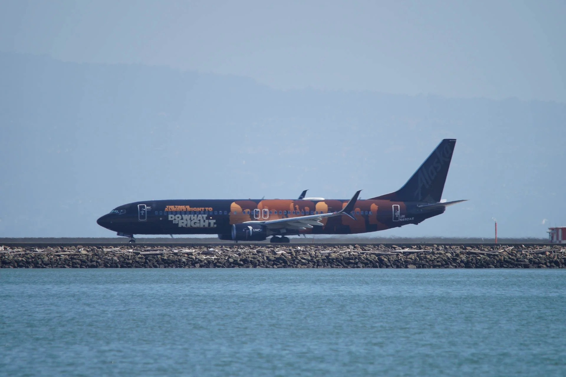 Alaska Airlines - N492AS - Boeing 737-900ER – UNCF (United Nations Children’s Fund)