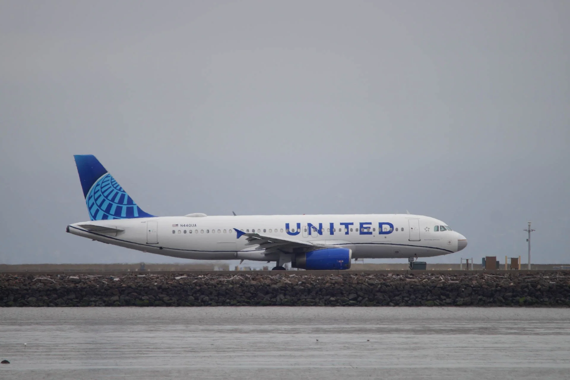 United Airlines_N440UA_Airbus A320-200_EVO Blue