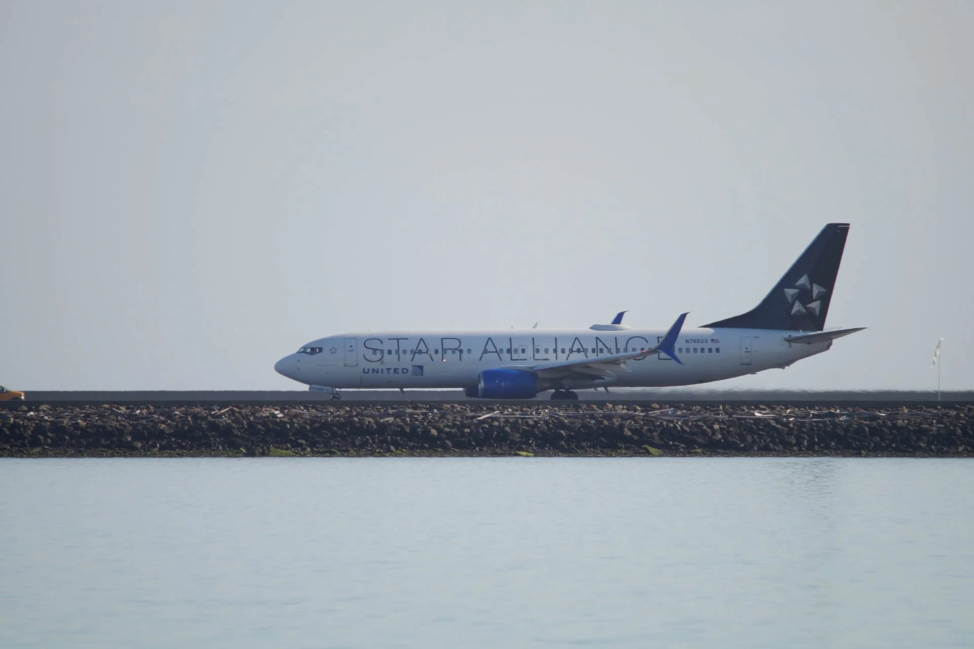 United Airlines - N76523 - Boeing 737-800 - Star Alliance