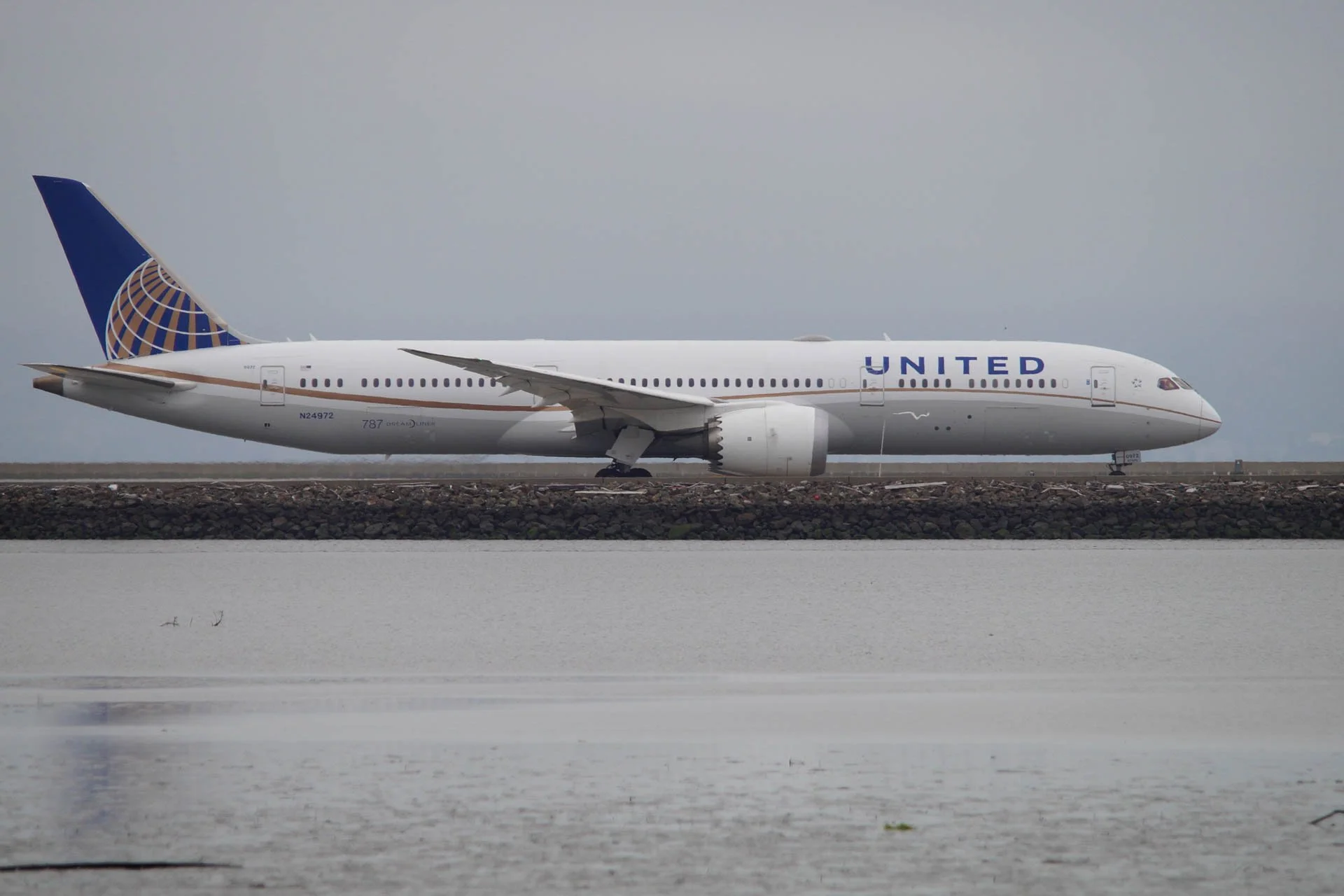 United Airlines_N24972_Boeing 787-9 Dreamliner_Continental Merger Livery