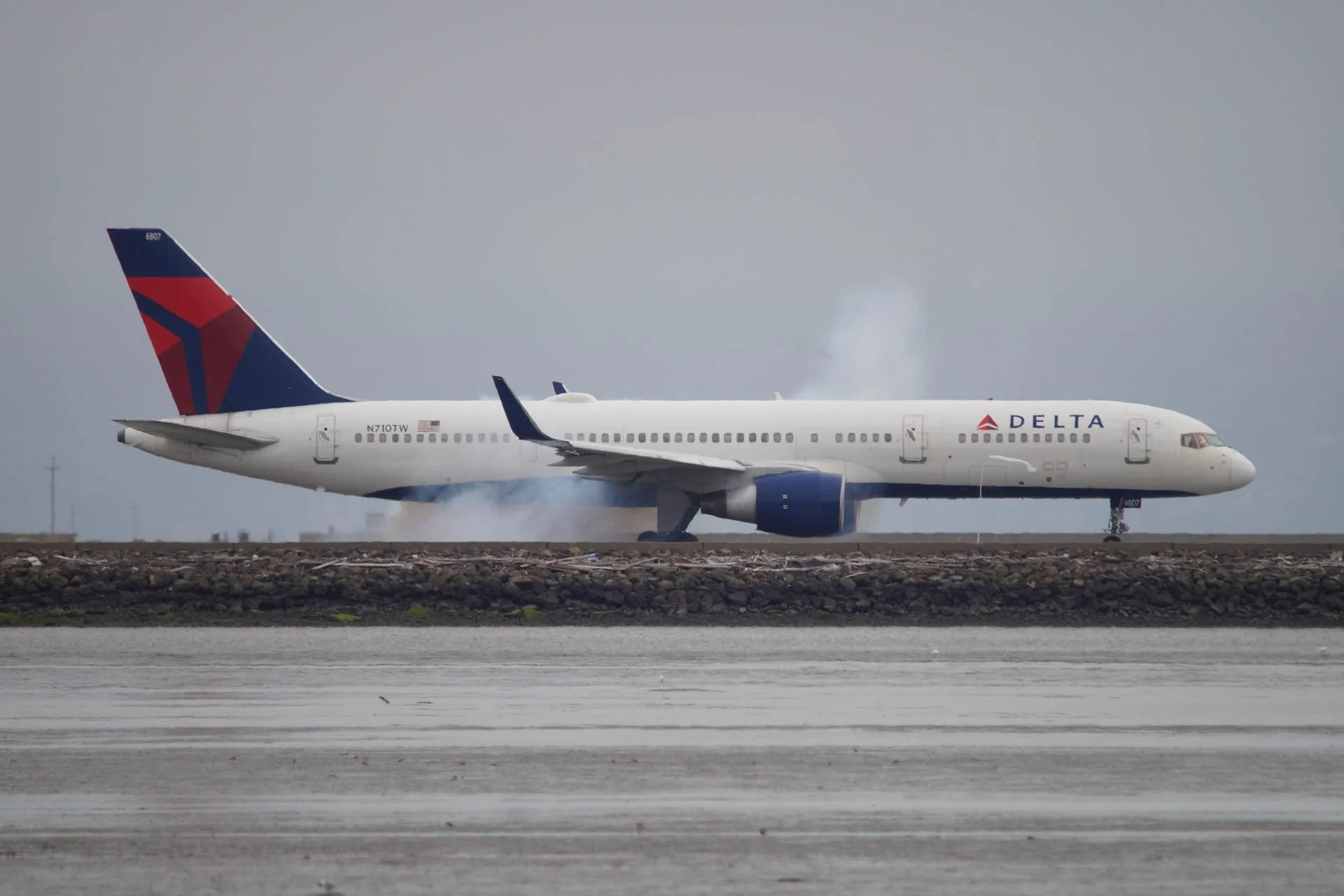 Delta Air Lines_N710TW_Boeing 757-200
