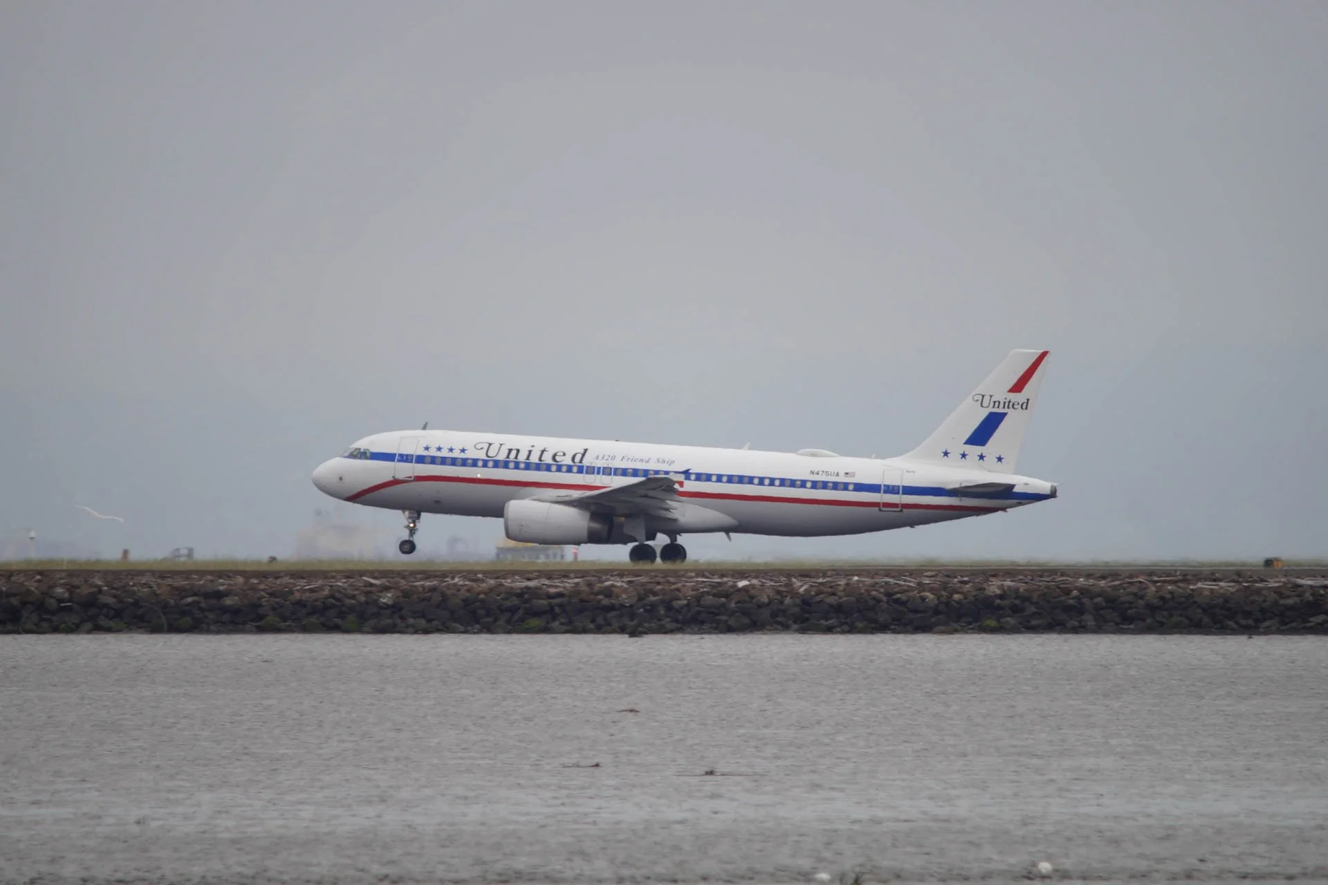 United Airlines_N475UA_Airbus A320-200_Retro Friendship One