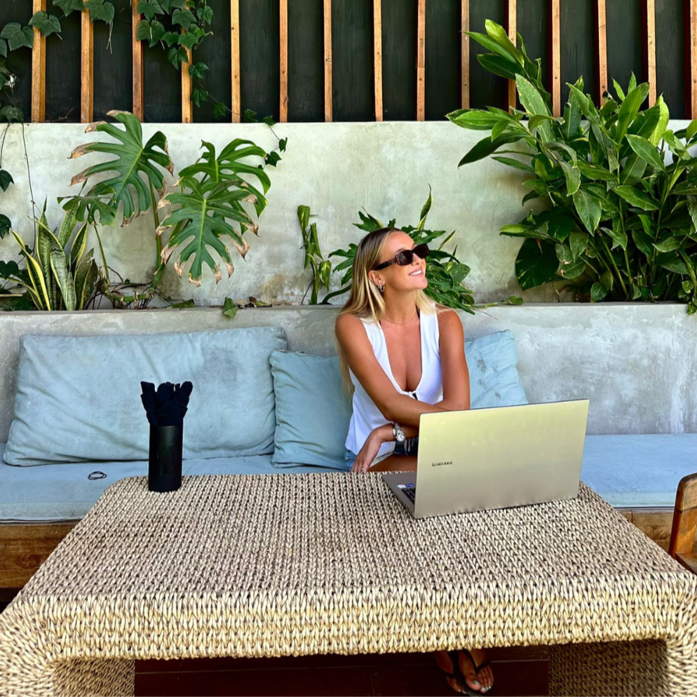 Jessie Grace from Goosebumps Content pictured working remotely living a freedom-based lifestyle. If you’re ready to step into your next level with clarity, confidence, and ease, I’d love to support you.