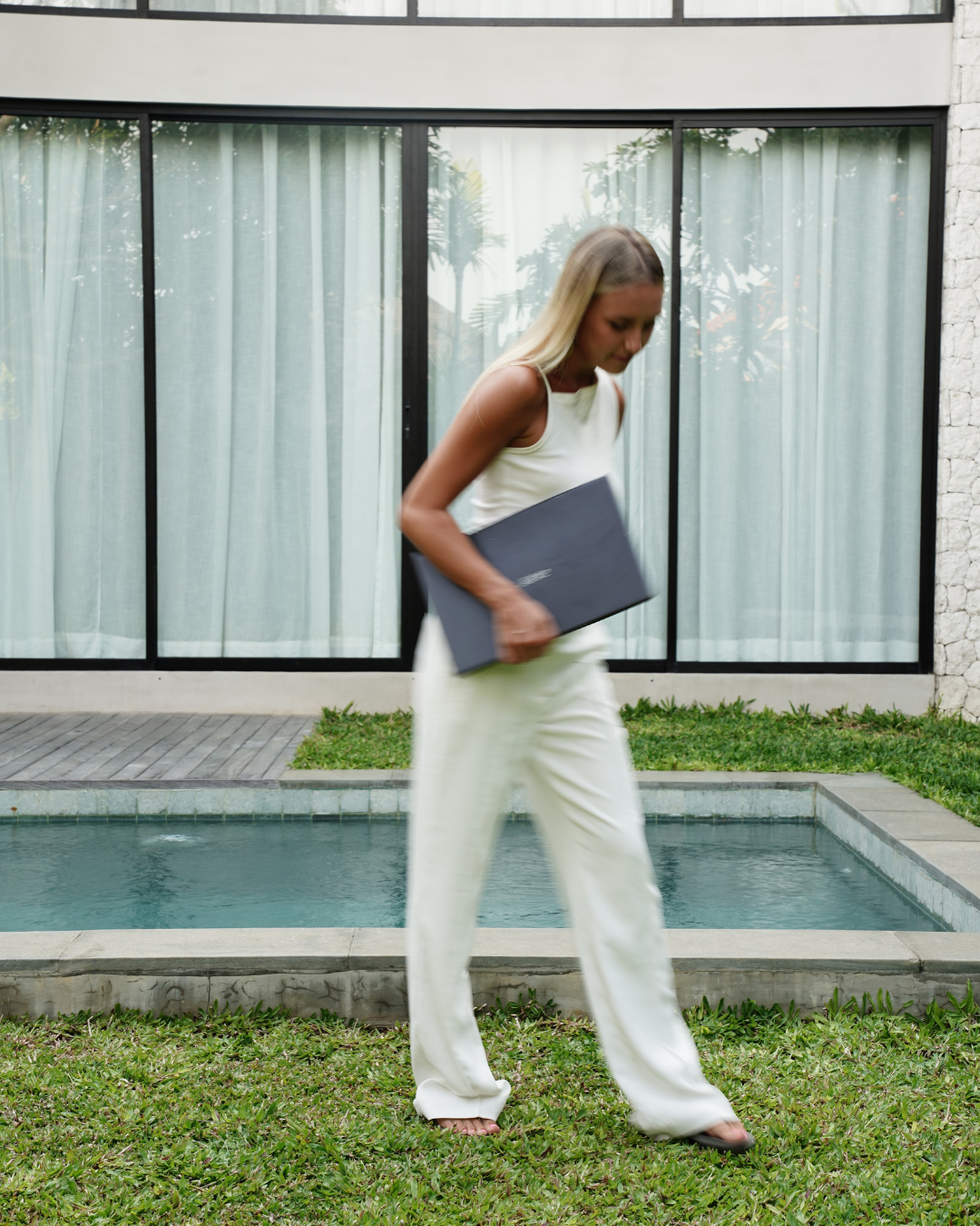 Jessie Grace from Goosebumps Content pictured working remotely living a freedom-based lifestyle. If you’re ready to step into your next level with clarity, confidence, and ease, I’d love to support you.