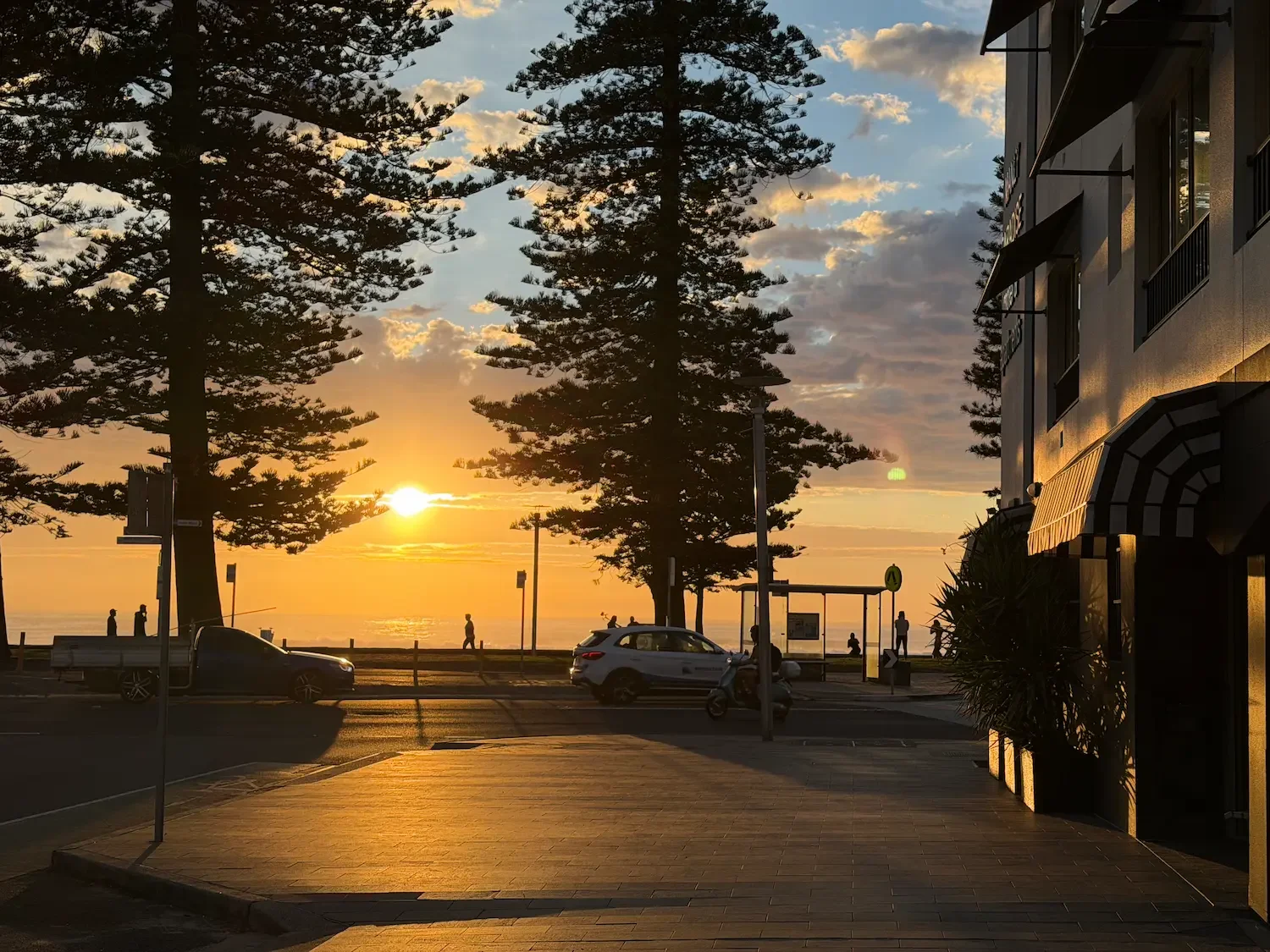 Sunrise aerial photograph of Manly Beach with Paradise Motel Sydney NSW — Batuti Photos