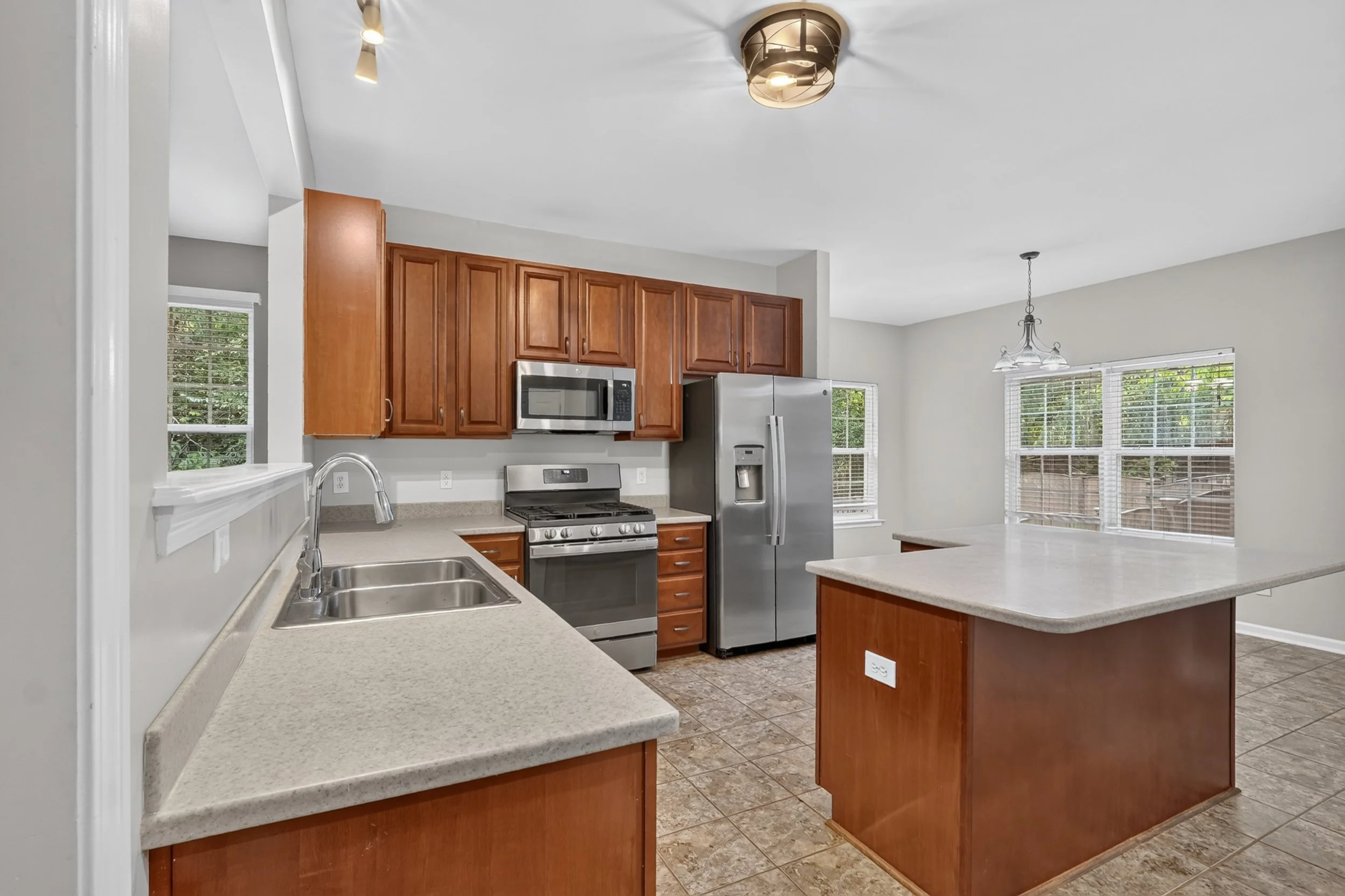 15 Kitchen.jpg