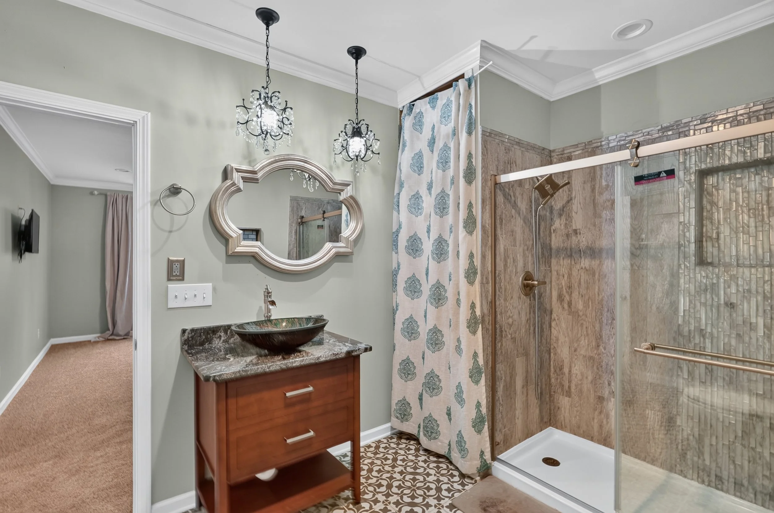 77 Jack and Jill bath.jpg