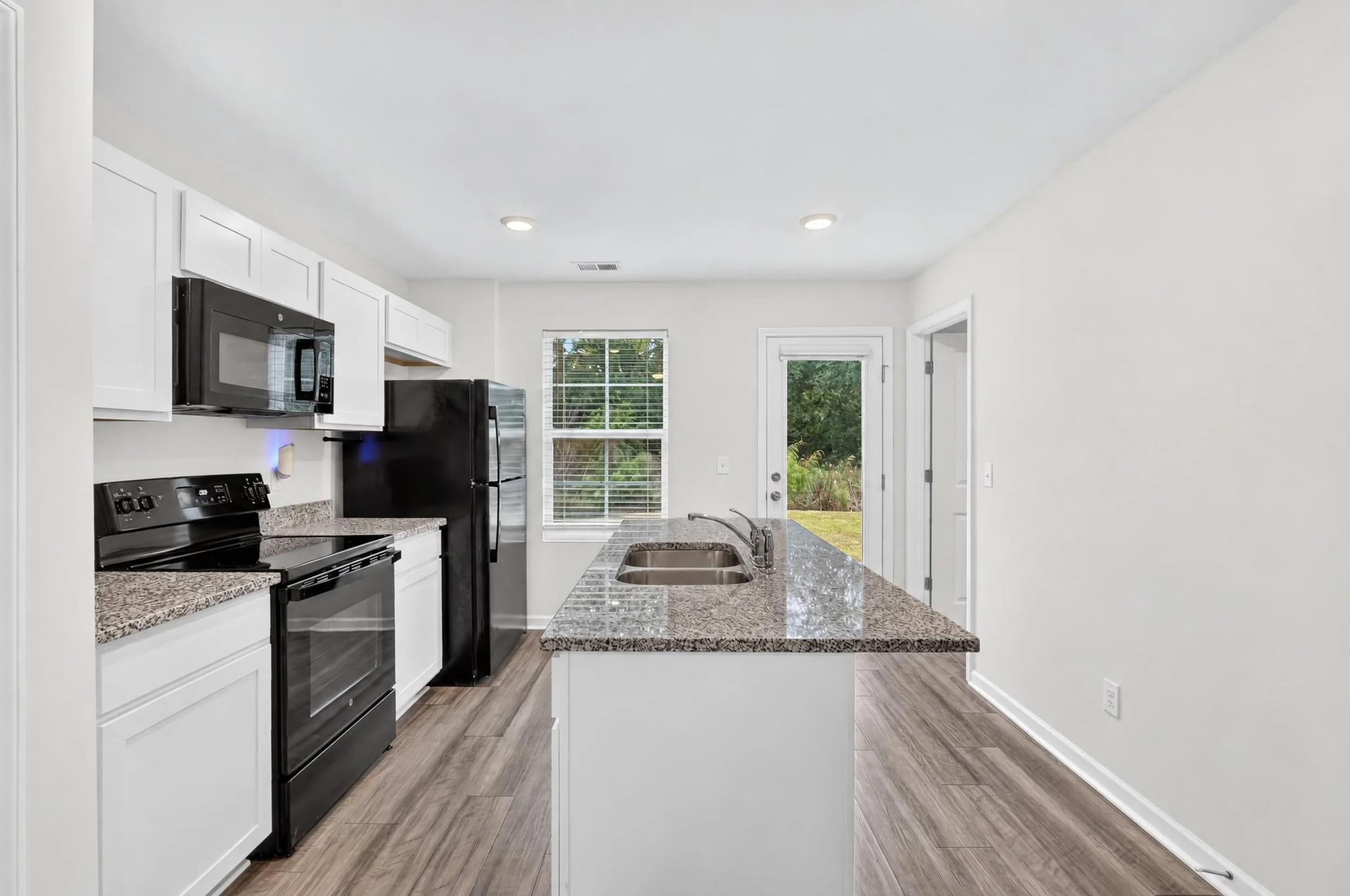 10 Kitchen.jpg