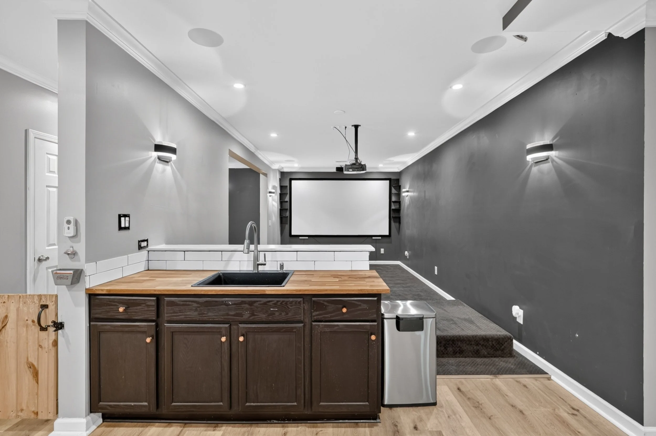 70 Kitchenette.jpg