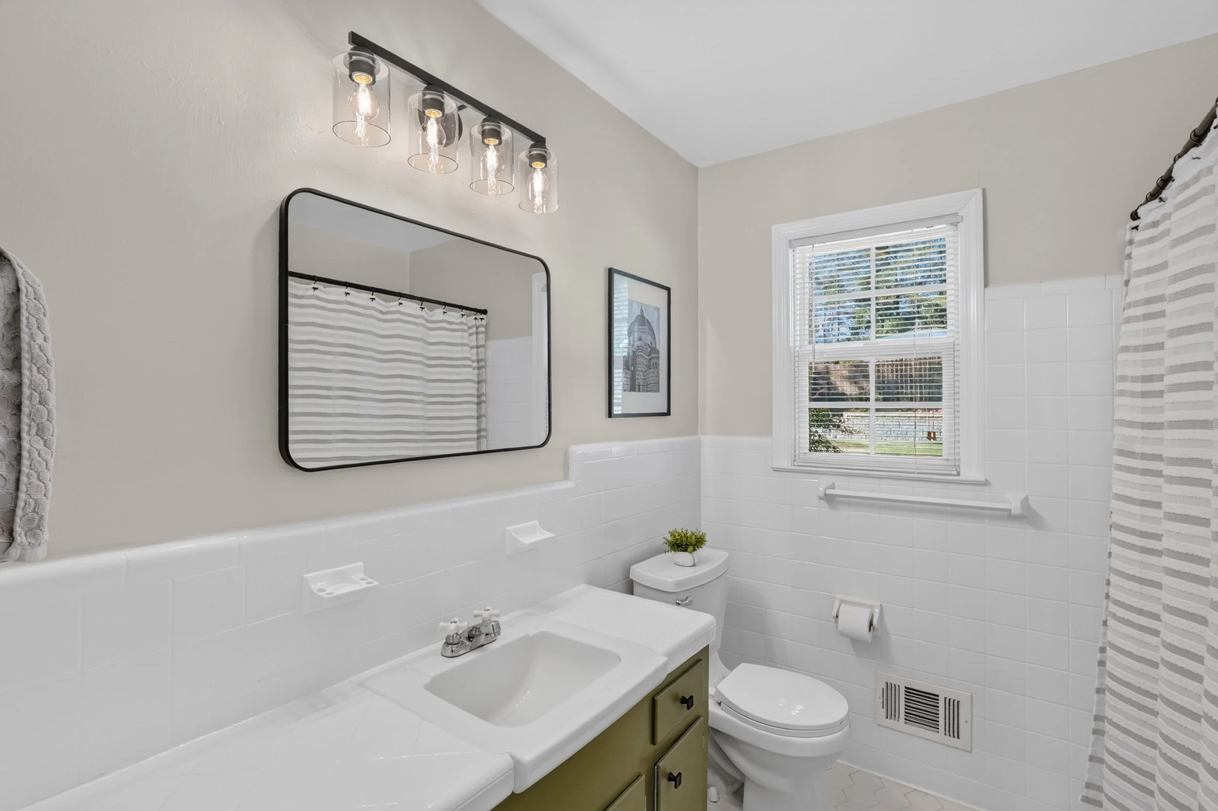 39 Hall Bath.jpg