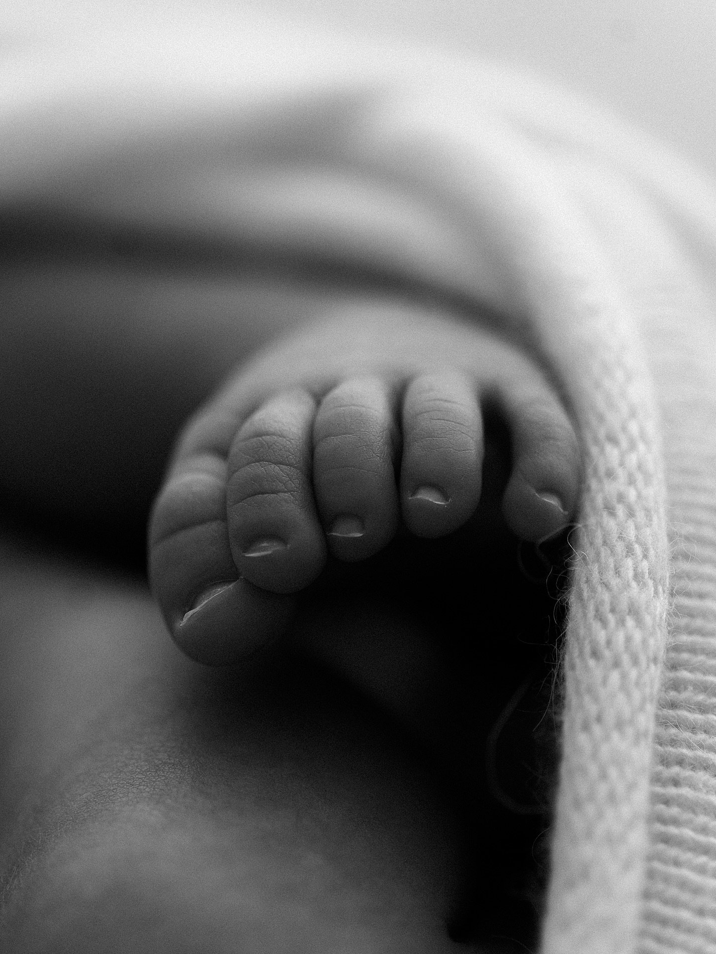 An image that really doesn&rsquo;t need a caption to explain how much you need this. 

Tiny baby toes 🥹

#perthnewbornphotographer #perthbabyphotographer #perthmotherhoodphotographer #perthmumsandbubs #indiawillowphotography