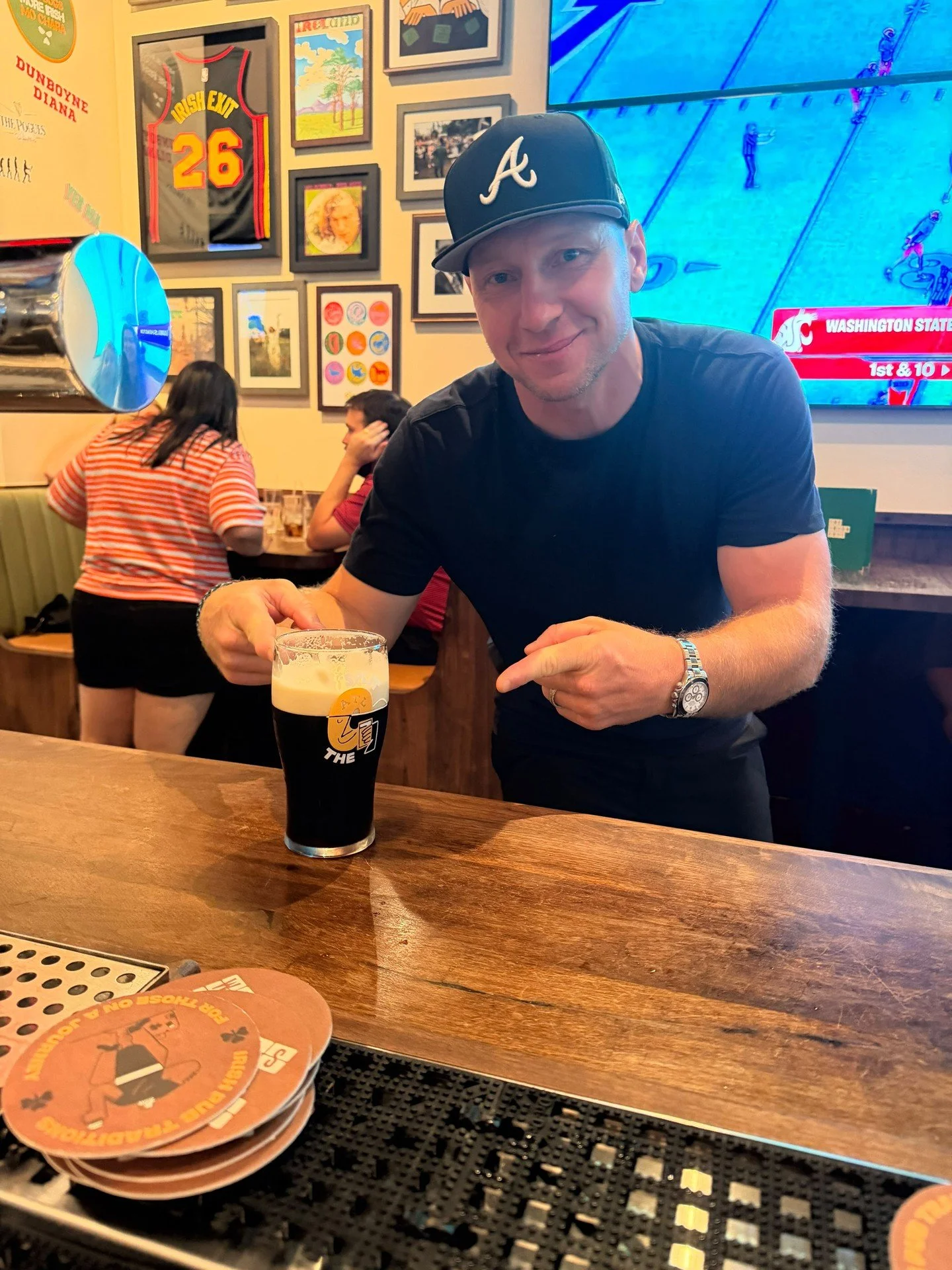 Now there&rsquo;s a perfect split, if ever we saw one.

Here&rsquo;s Brad Guzan - USMNT, Premier League, and Atlanta United legend - looking pretty delighted with himself after splitting the G, which meant his pint was on the house.

And yep, the off