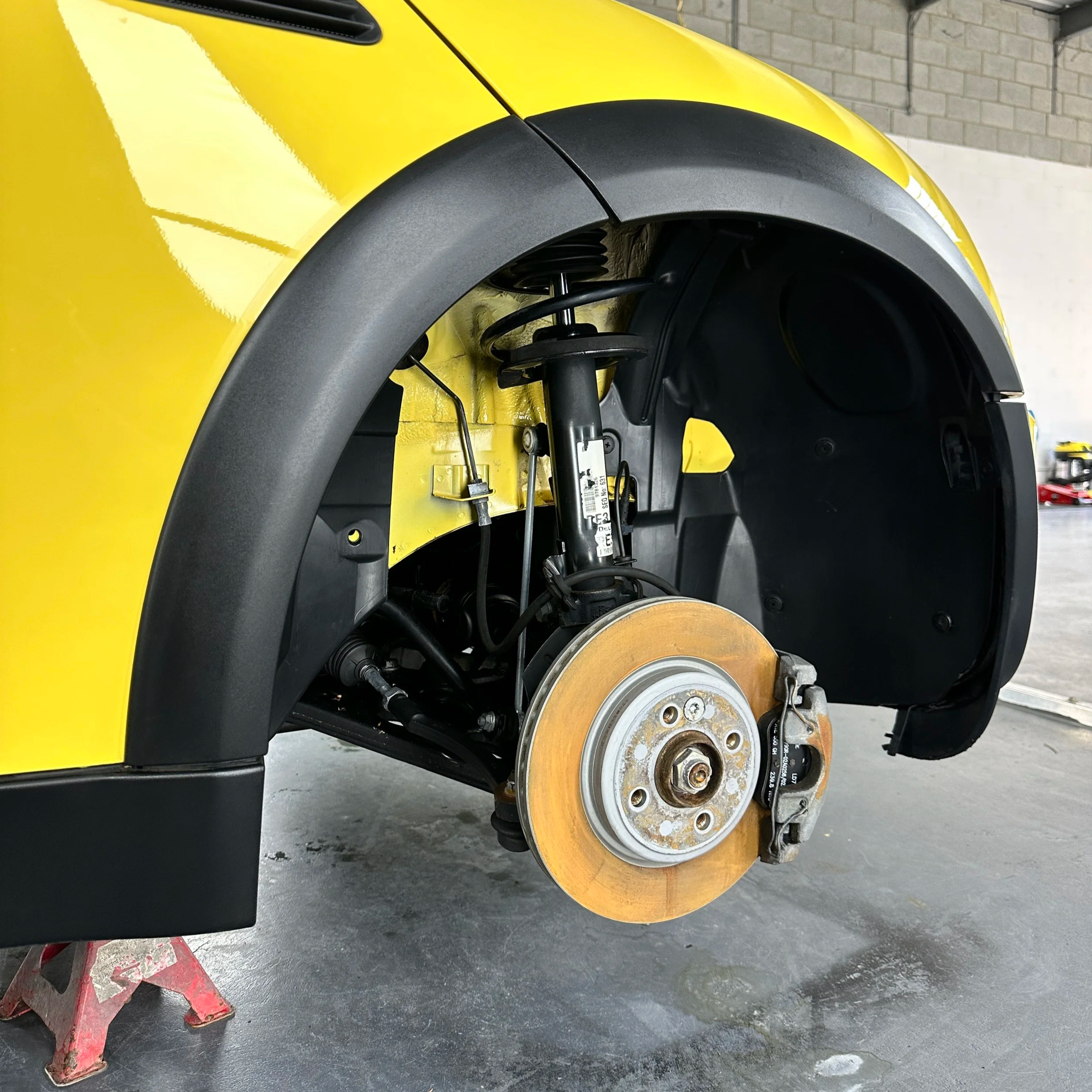 After—the wheel arch following degreasing, steam cleaning and plastic dressing