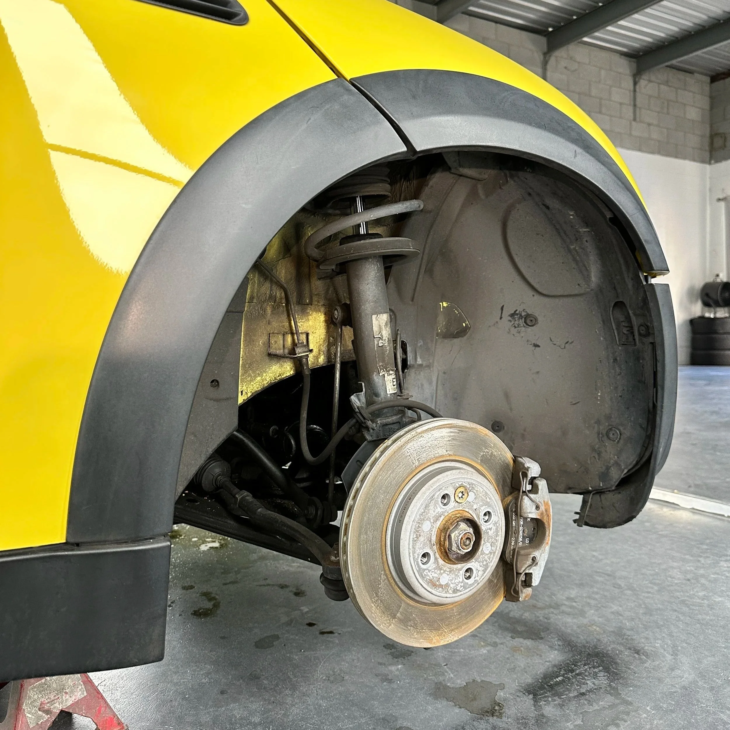Before—dirt and buildup inside the wheel arch, ready for a thorough clean.